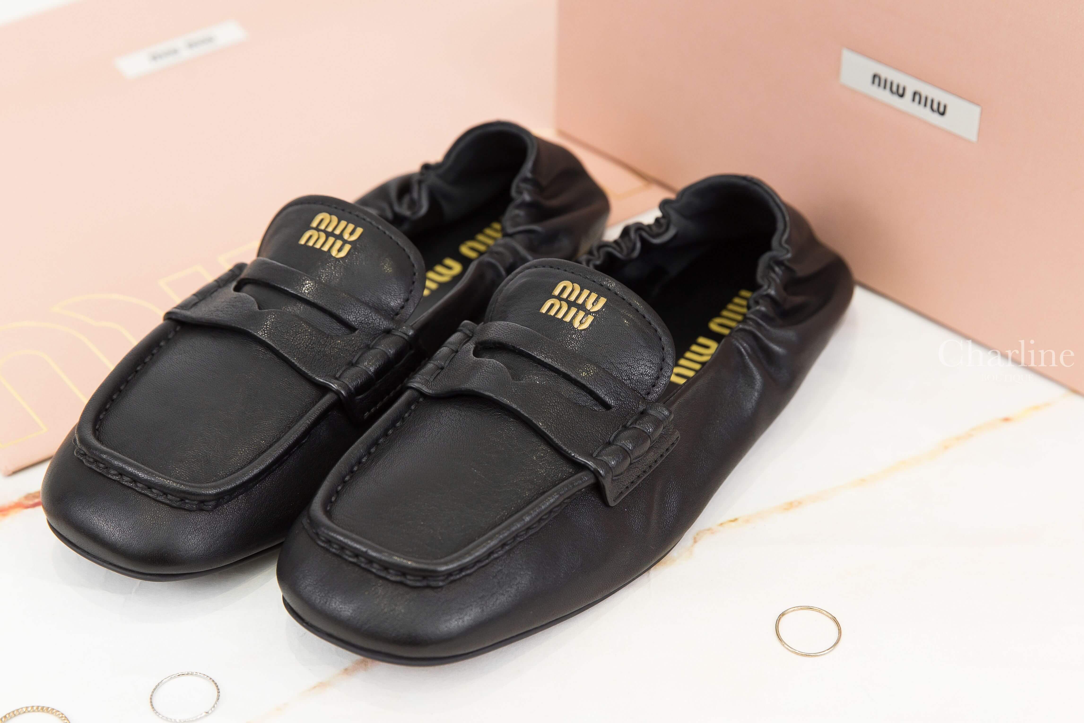 Miu Miu Ruches Nappa Leather Loafers 黑色羊皮金色字母鬆緊褶飾鞋尾樂福鞋-Charline Boutique 精品代購