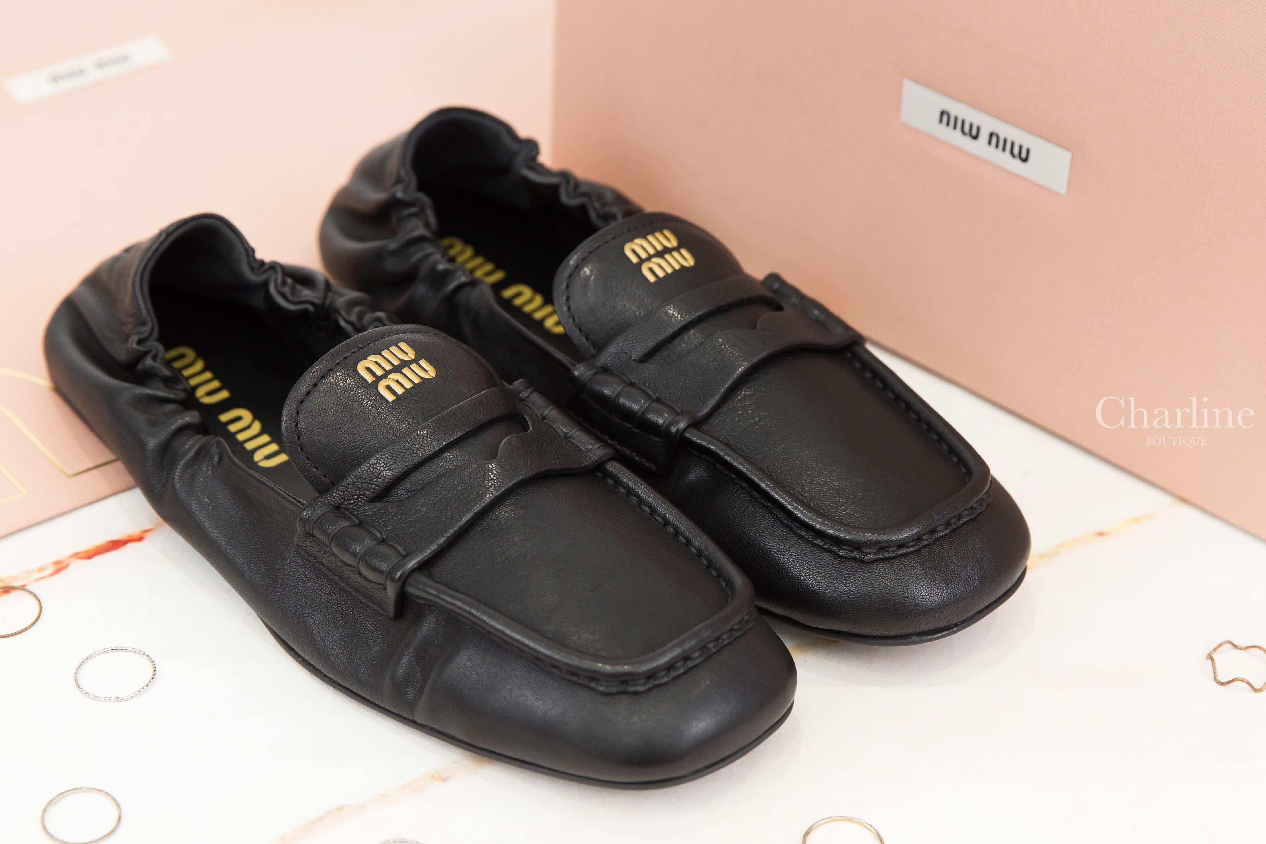 Miu Miu Ruches Nappa Leather Loafers 黑色羊皮金色字母鬆緊褶飾鞋尾樂福鞋-Charline Boutique 精品代購