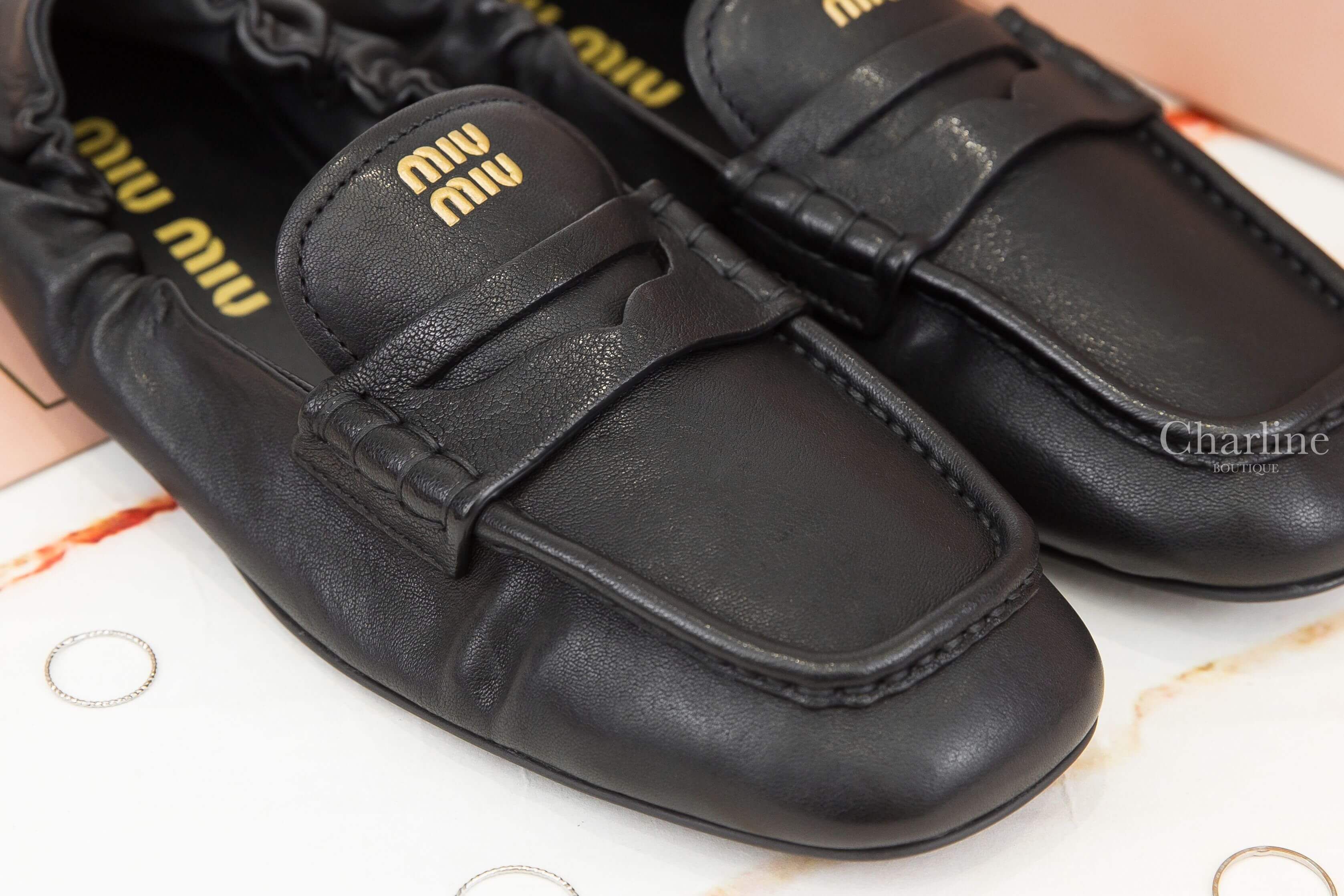 Miu Miu Ruches Nappa Leather Loafers 黑色羊皮金色字母鬆緊褶飾鞋尾樂福鞋