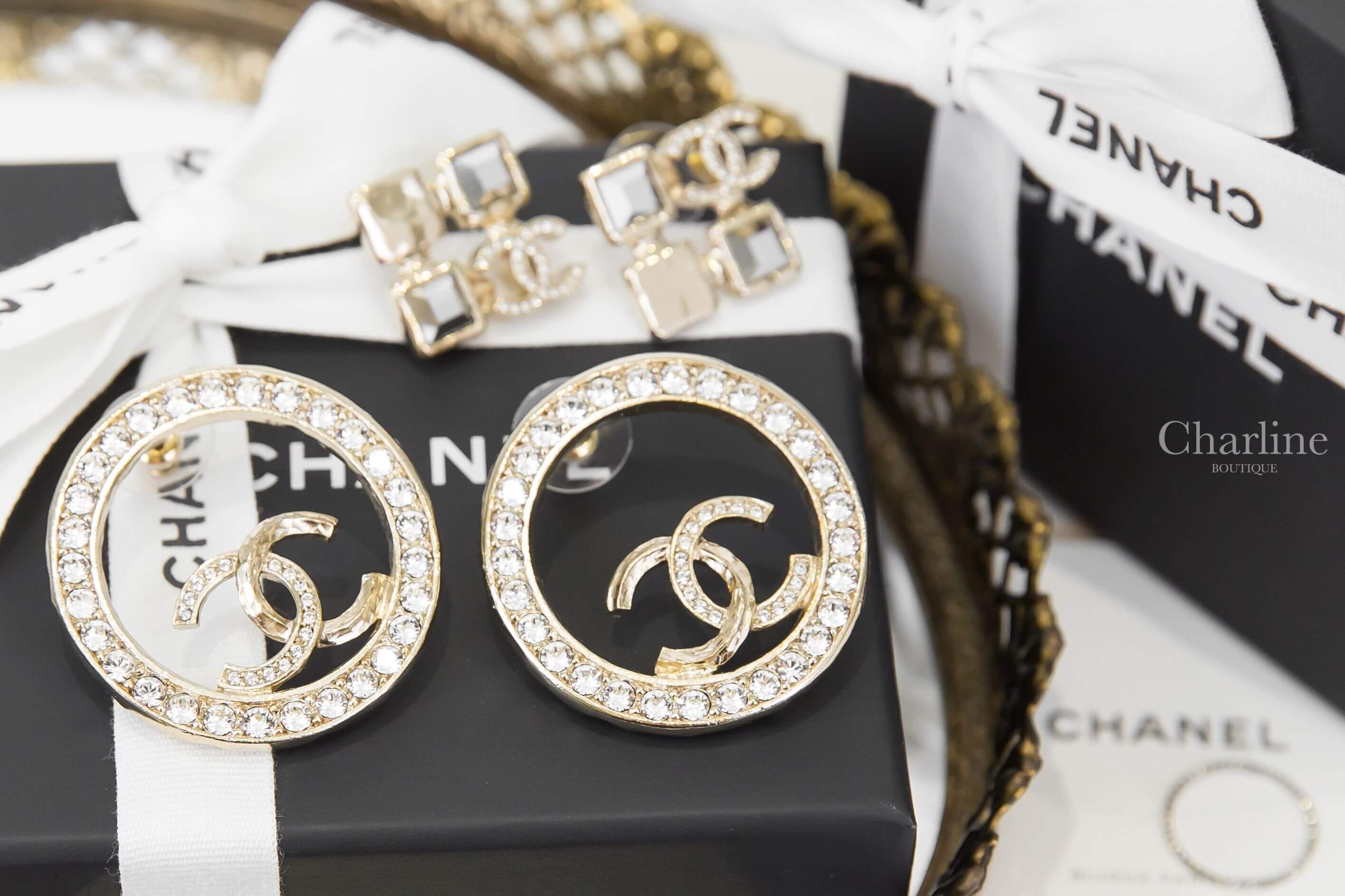 Chanel Earrings 金色水鑽拼螺紋CC水鑽滾邊簍空圓型耳環-Charline Boutique 精品代購
