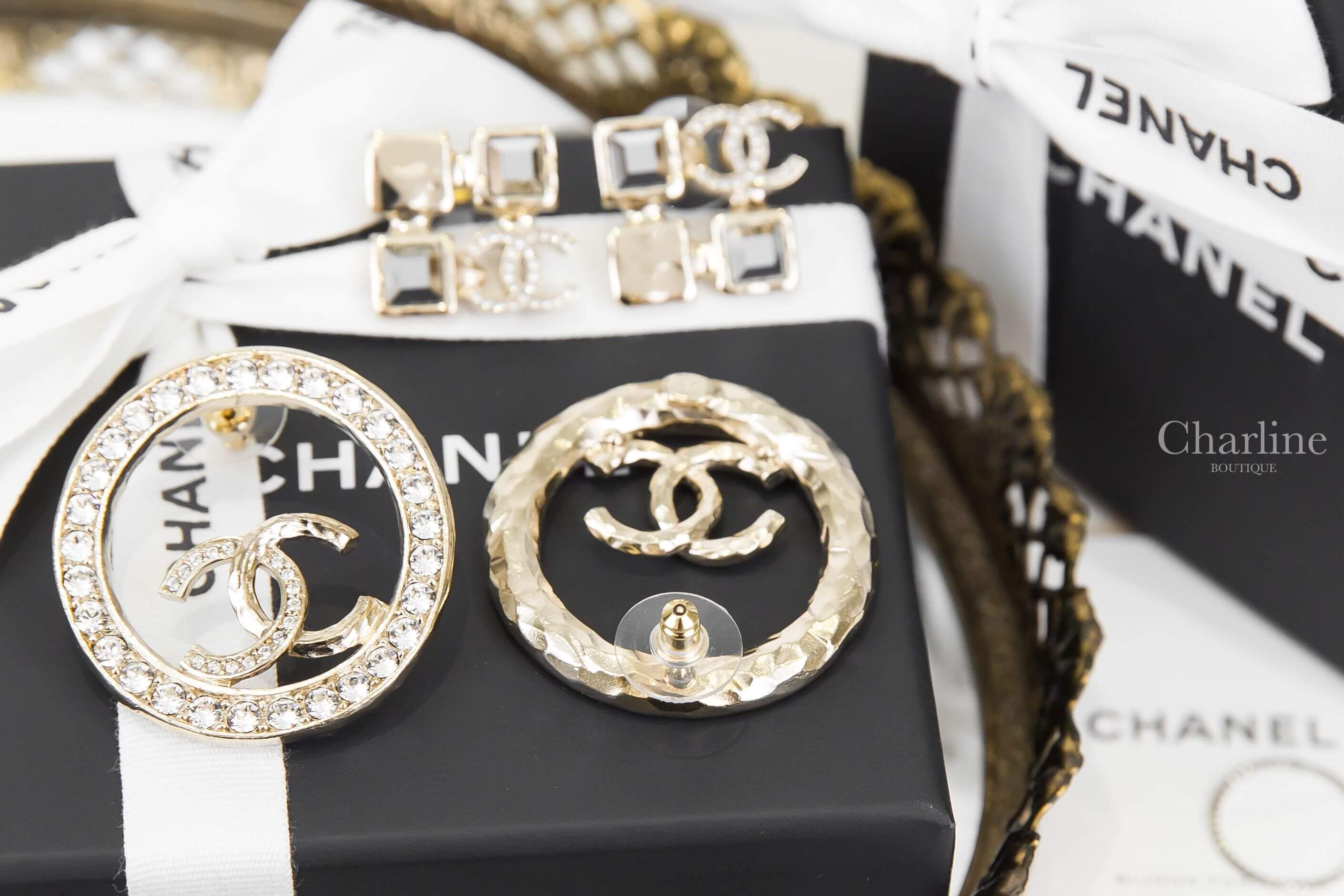 Chanel Earrings 金色水鑽拼螺紋CC水鑽滾邊簍空圓型耳環-Charline Boutique 精品代購