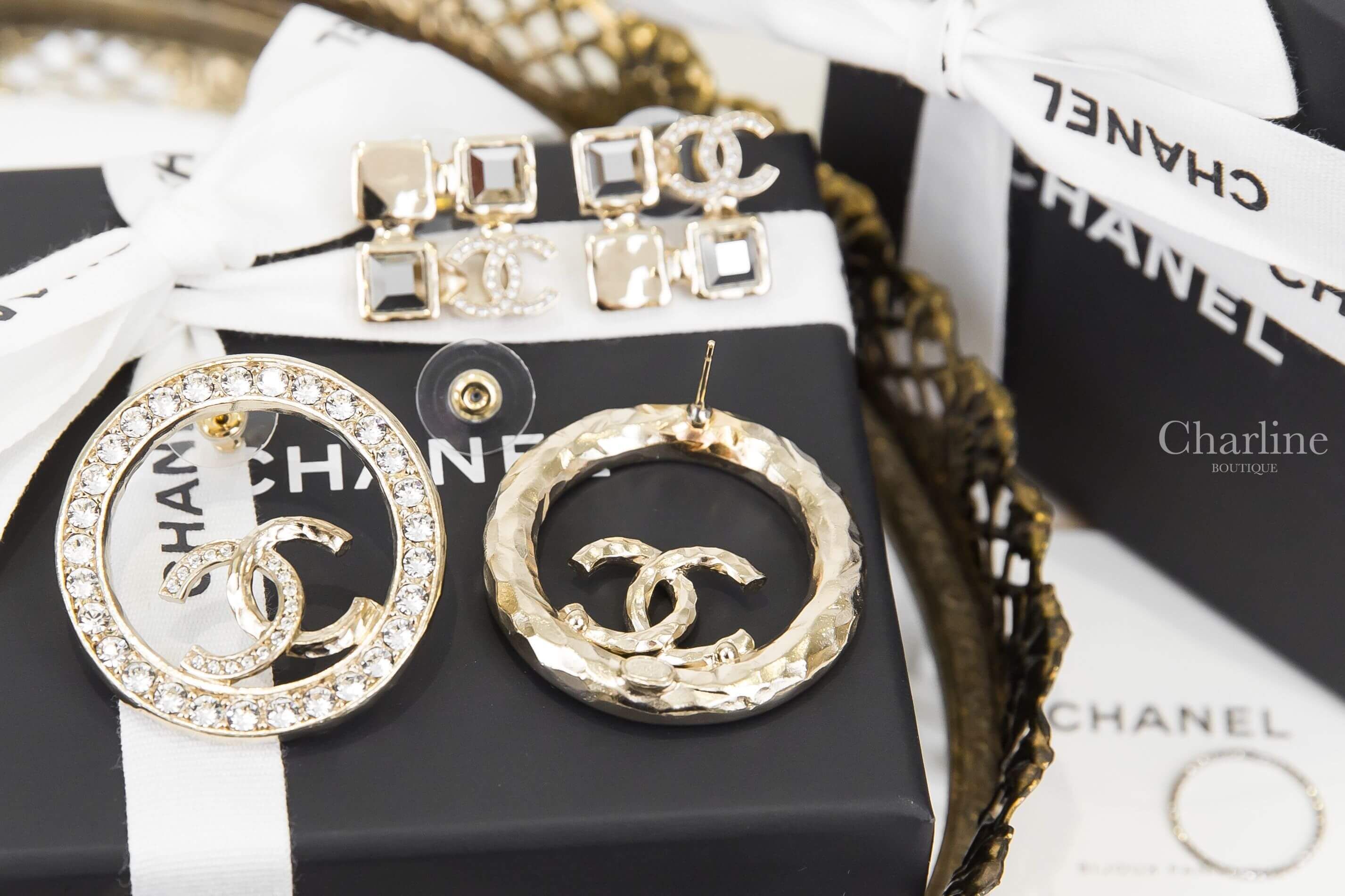 Chanel Earrings 金色水鑽拼螺紋CC水鑽滾邊簍空圓型耳環-Charline Boutique 精品代購