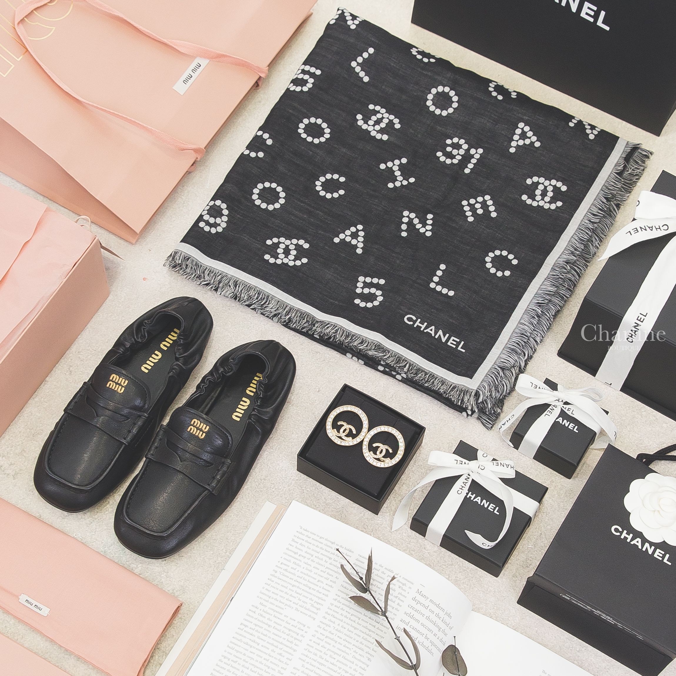 Miu Miu 黑色羊皮金色字母鬆緊褶飾鞋尾樂福鞋,Chanel 金色水鑽拼螺紋CC水鑽滾邊簍空圓型耳環,Chanel 黑色白色圓點字母CC線條滾邊羊毛混真絲流蘇披肩-Charline Boutique 精品代購