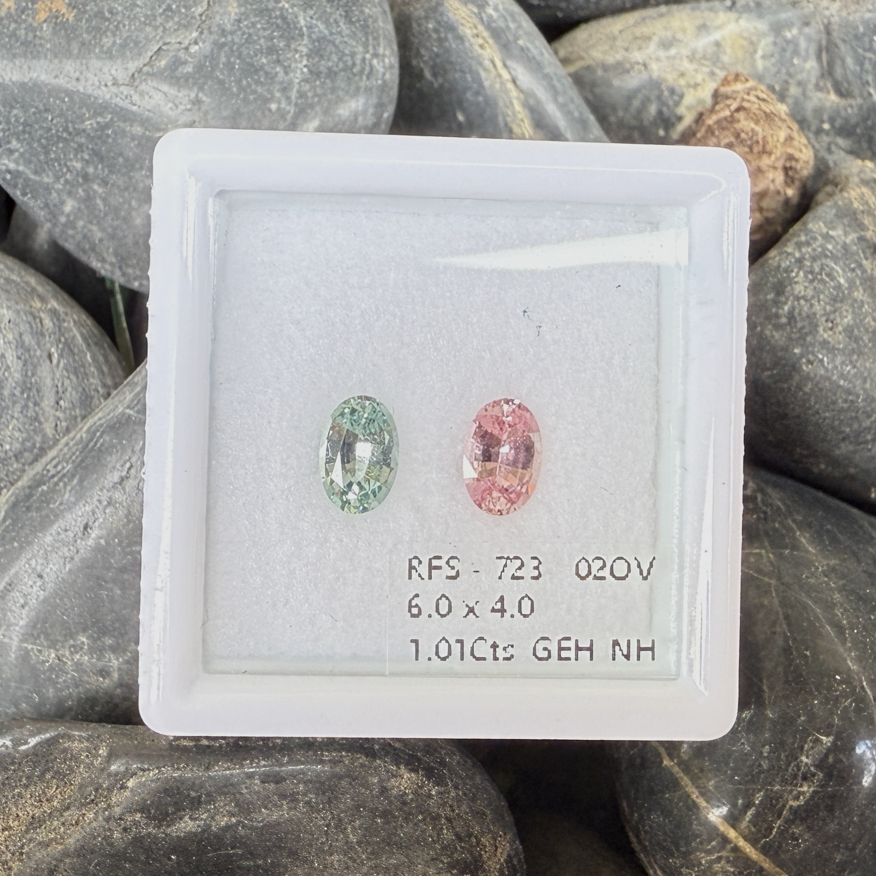 1.01ct 無燒Padparadscha+綠色藍寶石 - 裸石一對