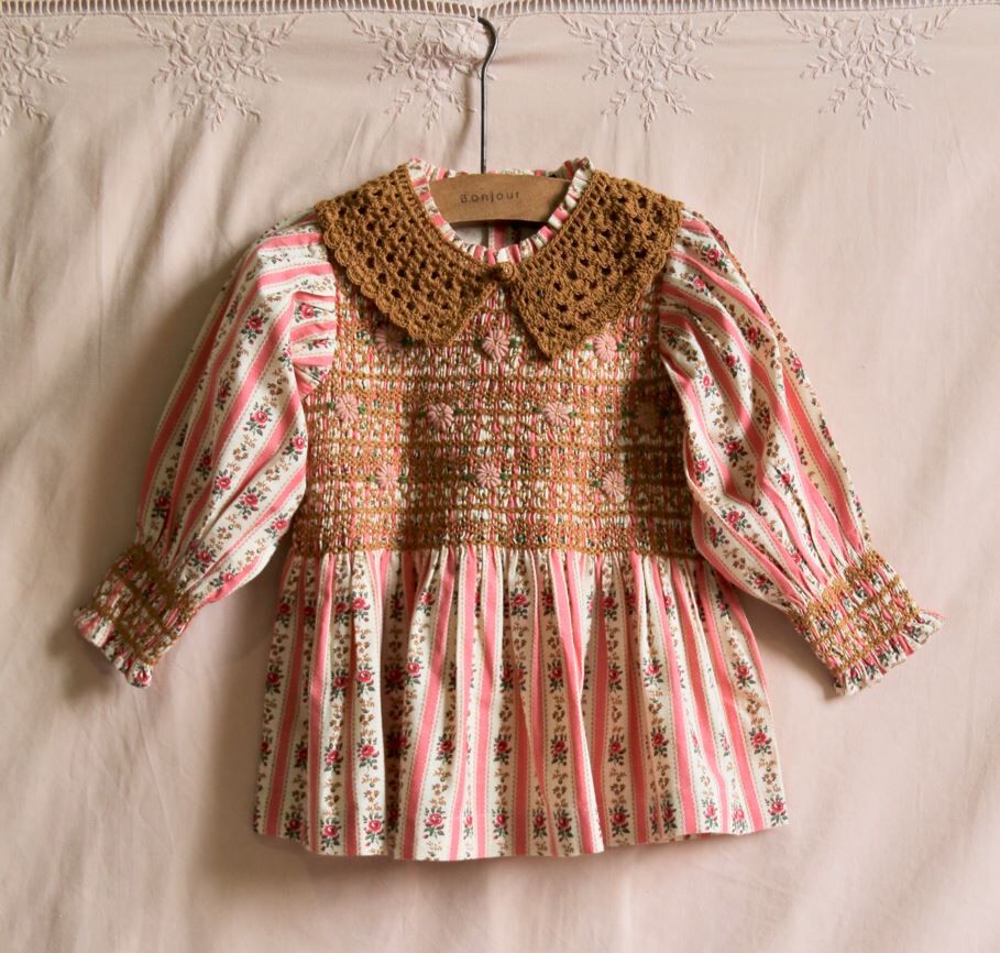 BONJOUR DIARY 可拆鉤針領刺繡掛毯印花上衣 HANDSMOCK BLOUSE WITH CROCHET COLLAR