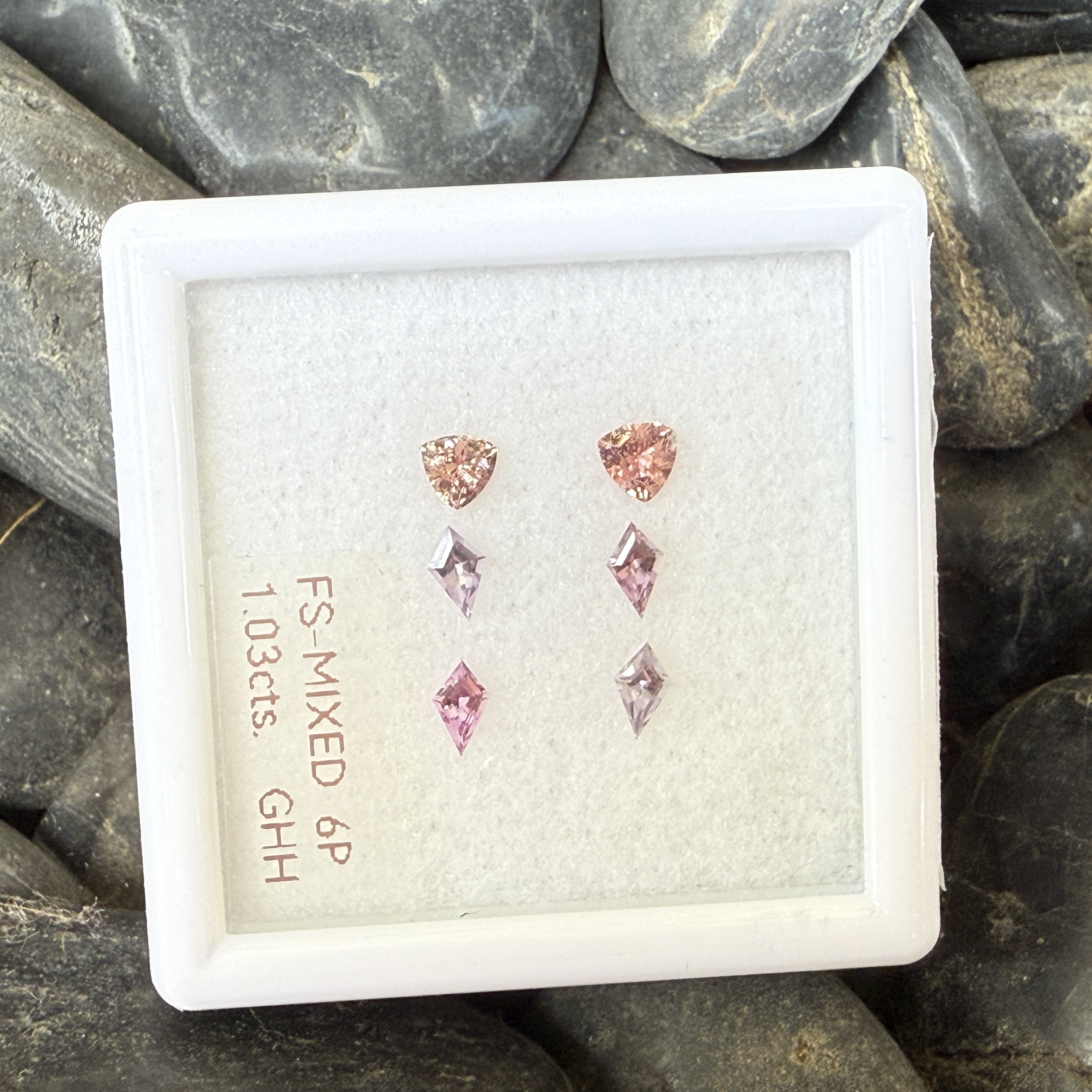 Fancy Cut 無燒藍寶石 - 裸石一盒