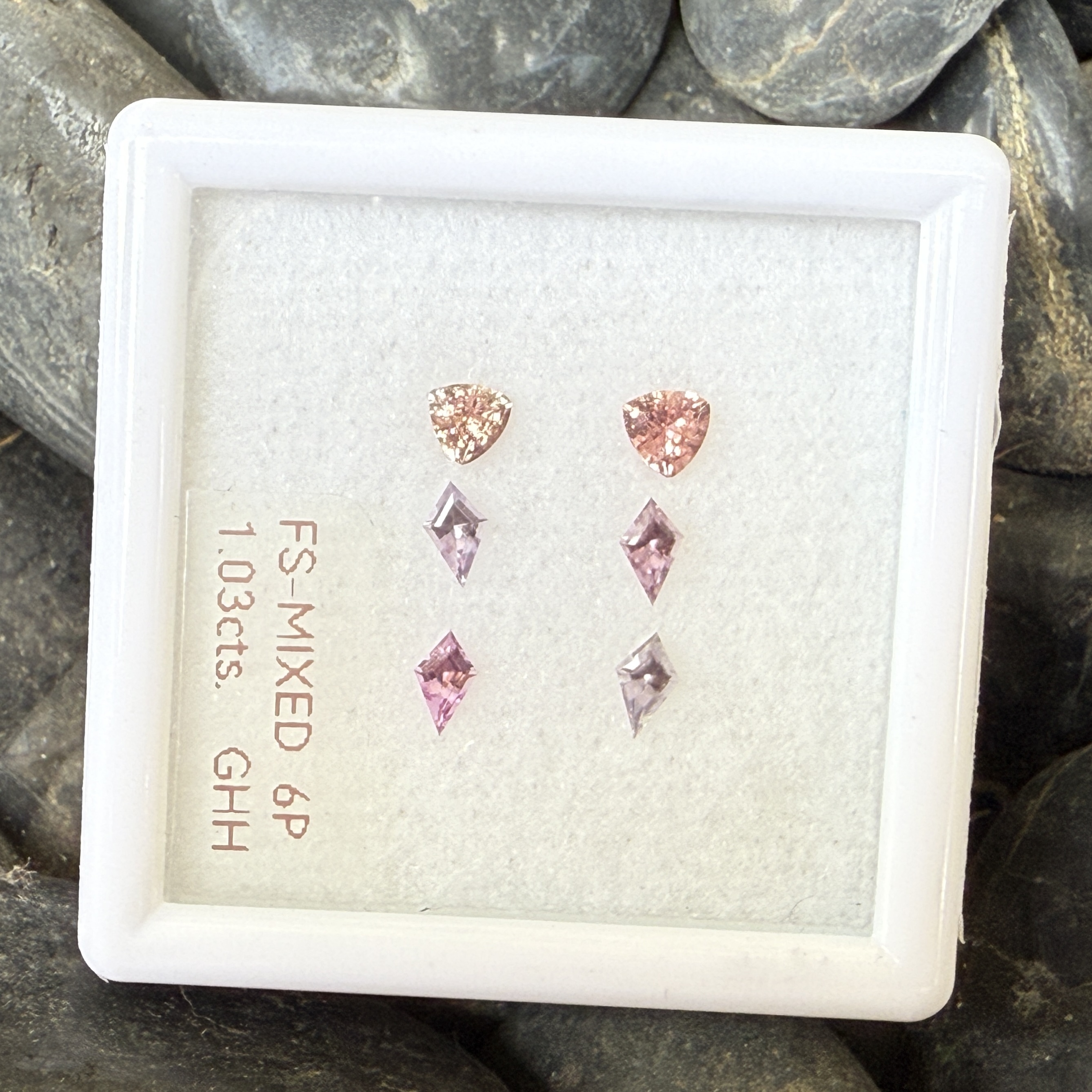 Fancy Cut 無燒藍寶石 - 裸石一盒