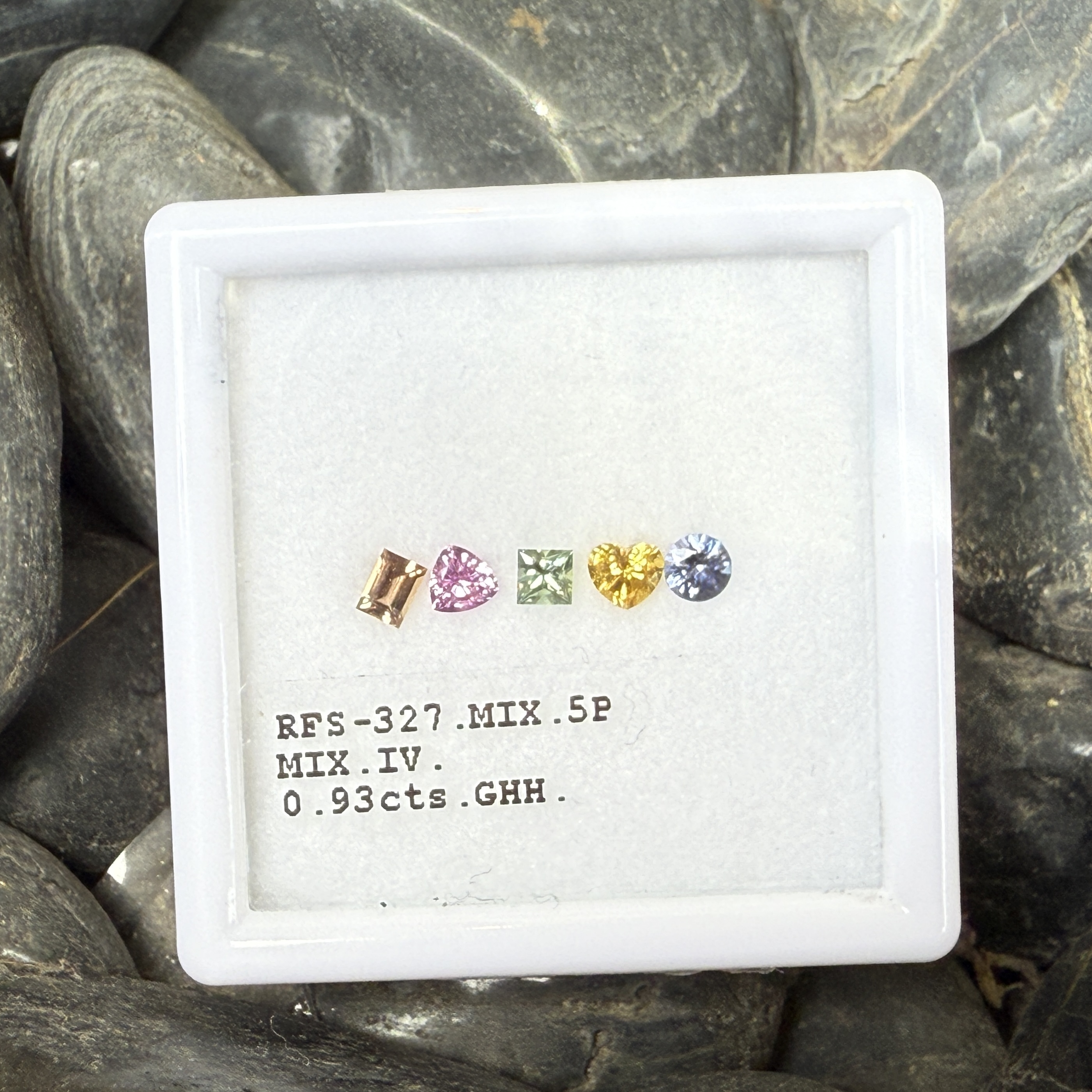 Fancy Cut 無燒藍寶石 - 裸石一盒