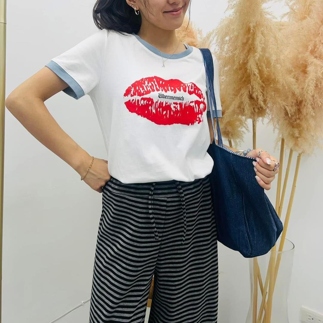 【時髦百搭的嘴唇字母設計棉tee】（現貨）