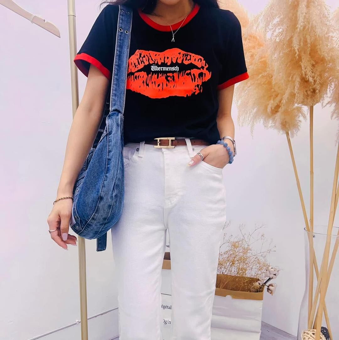 【時髦百搭的嘴唇字母設計棉tee】（現貨）