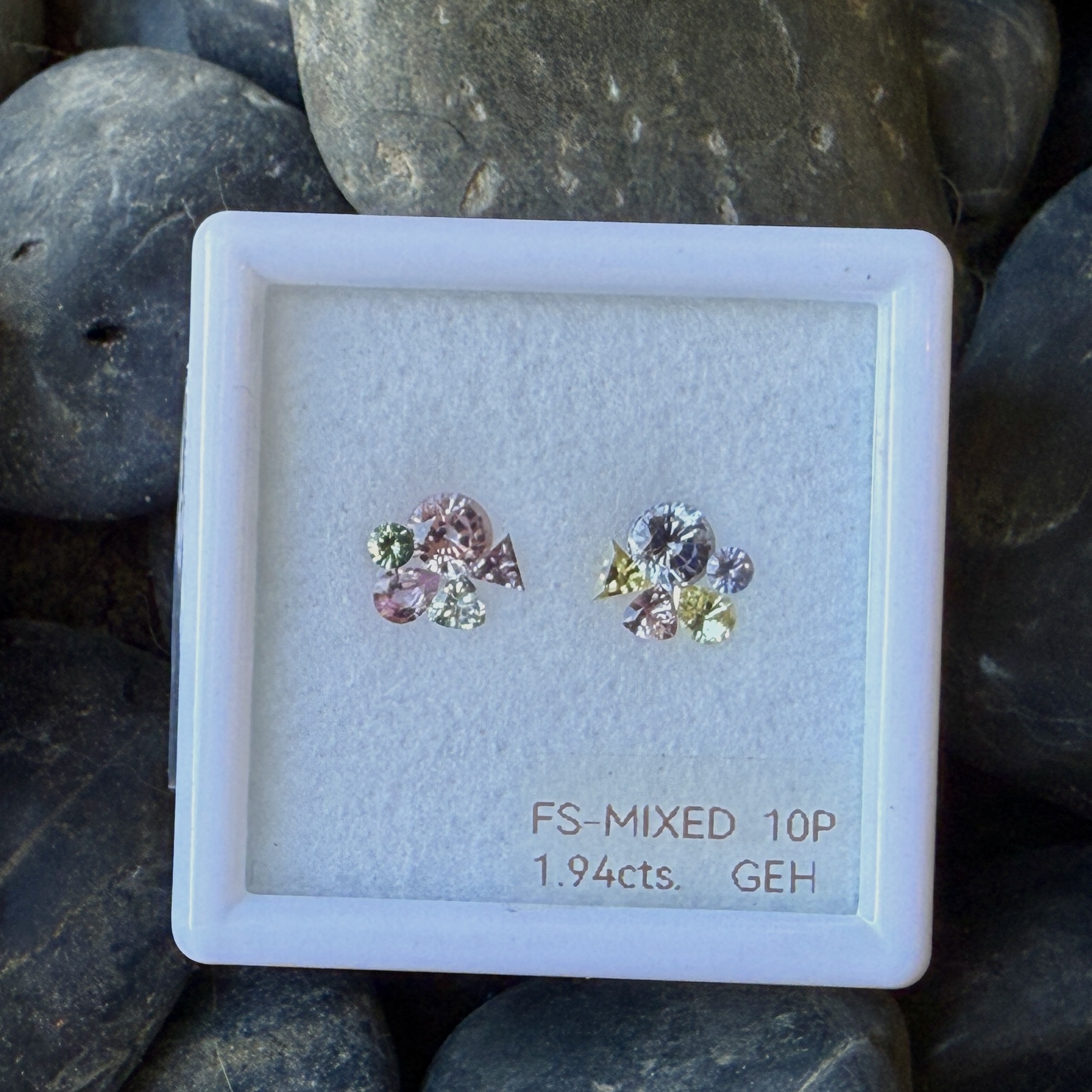 Fancy Cut 無燒藍寶石 - 裸石一盒