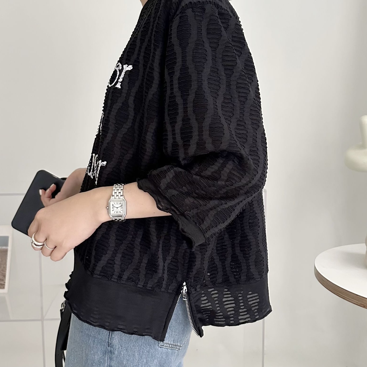 【BONNIE】印英文字壓紋中袖TOP