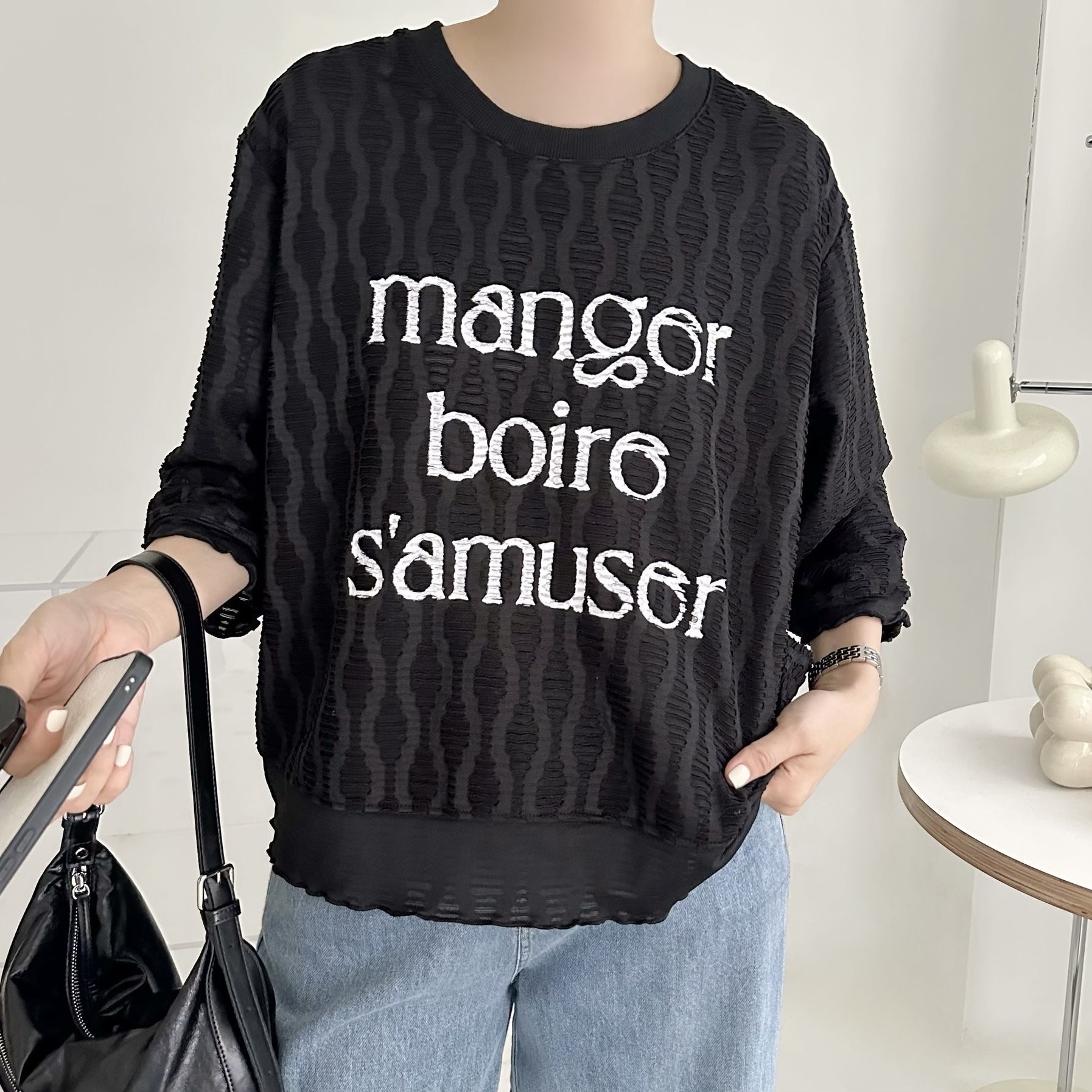 【BONNIE】印英文字壓紋中袖TOP