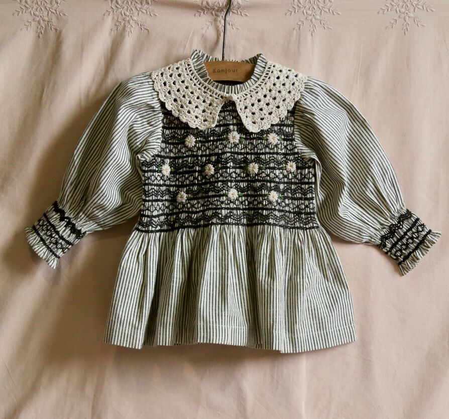 BONJOUR DIARY 可拆鉤針領刺繡條紋印花上衣 Handsmock blouse with crochet collar black stripe