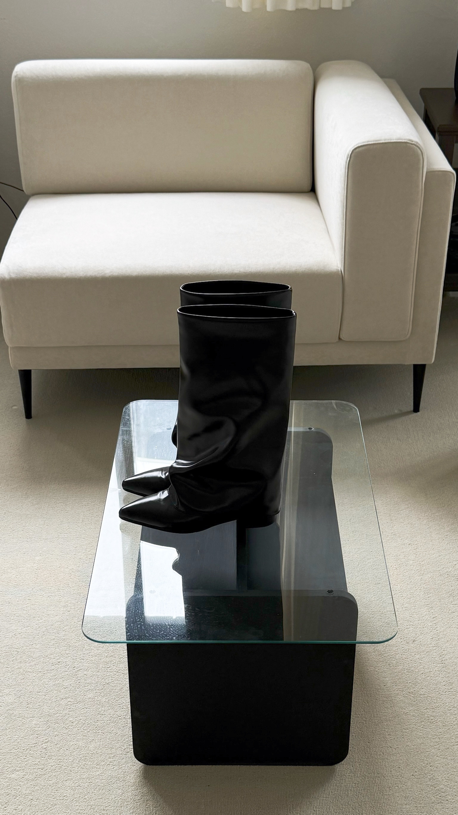 黑色褲管尖頭中筒靴