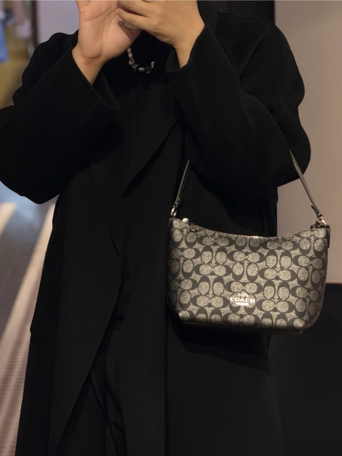 COACH ZIP TOP CROSSBODY 16 黑灰 元寶包