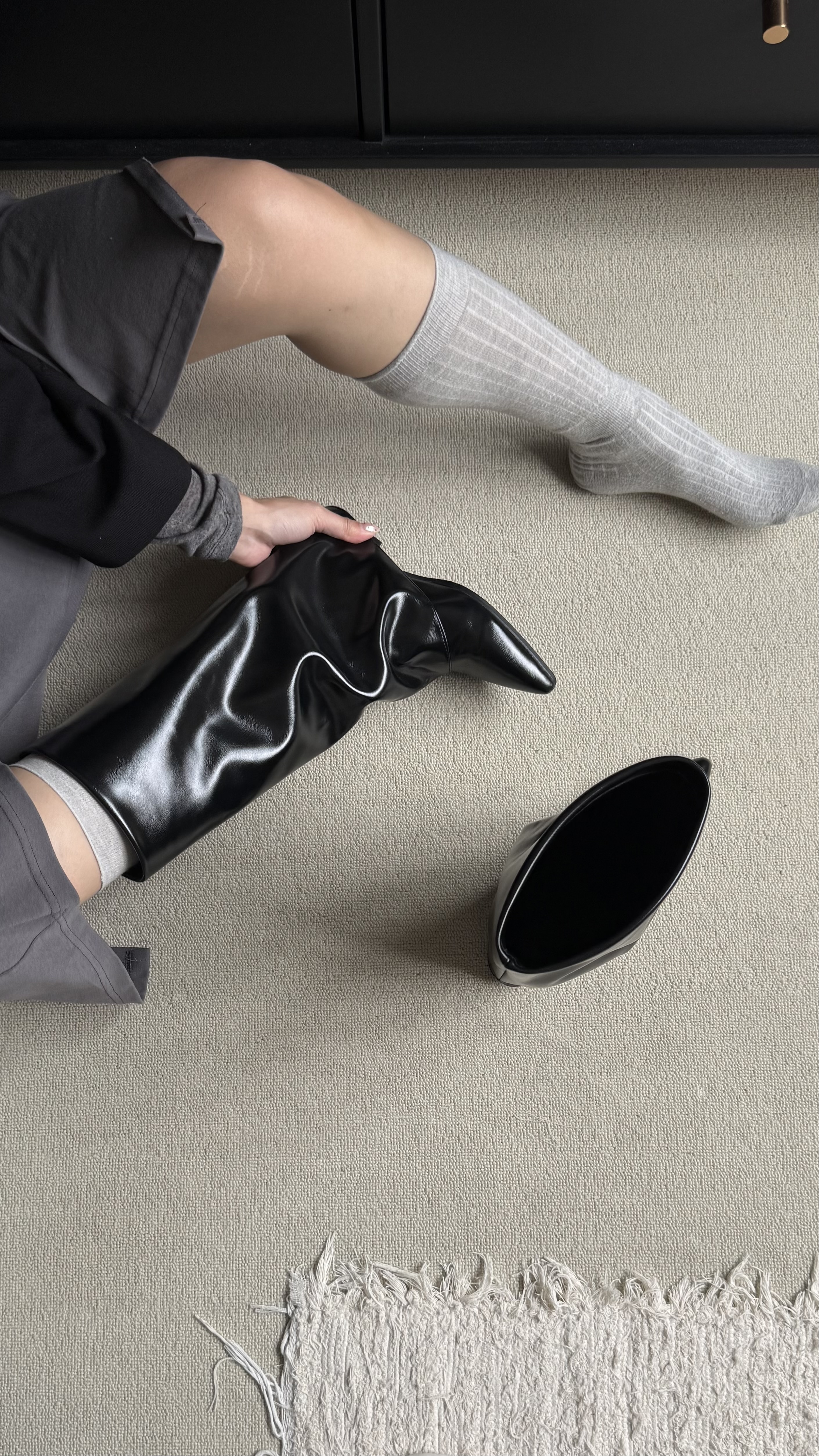 黑色褲管尖頭中筒靴