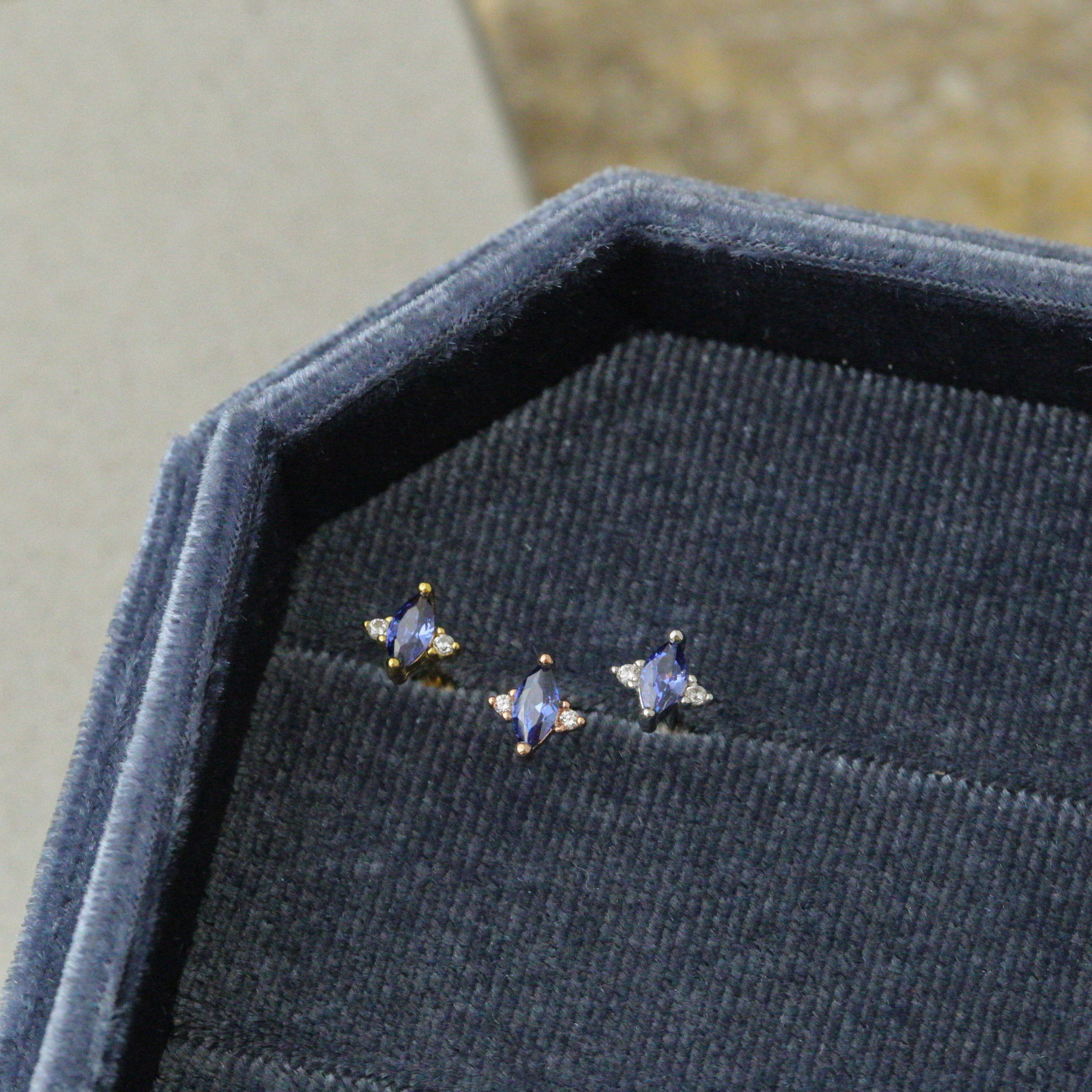 Sve10 (紫色馬眼鋯石鎖珠耳環）