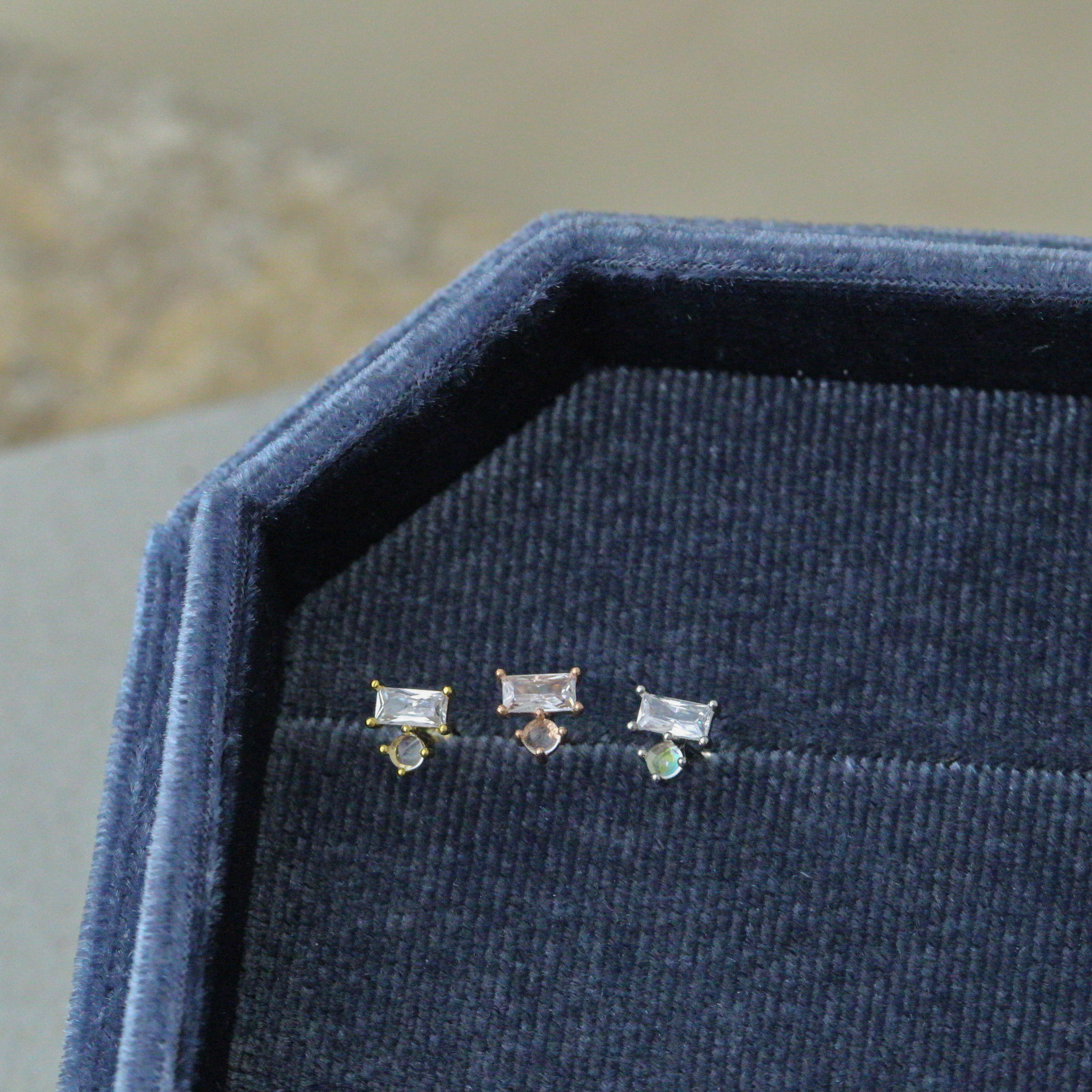 Sve9 (小長方鋯石拼月光石鎖珠耳環）