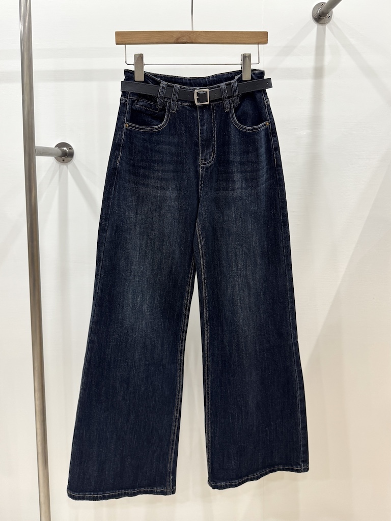 修掉大屁股附皮帶直筒牛仔褲