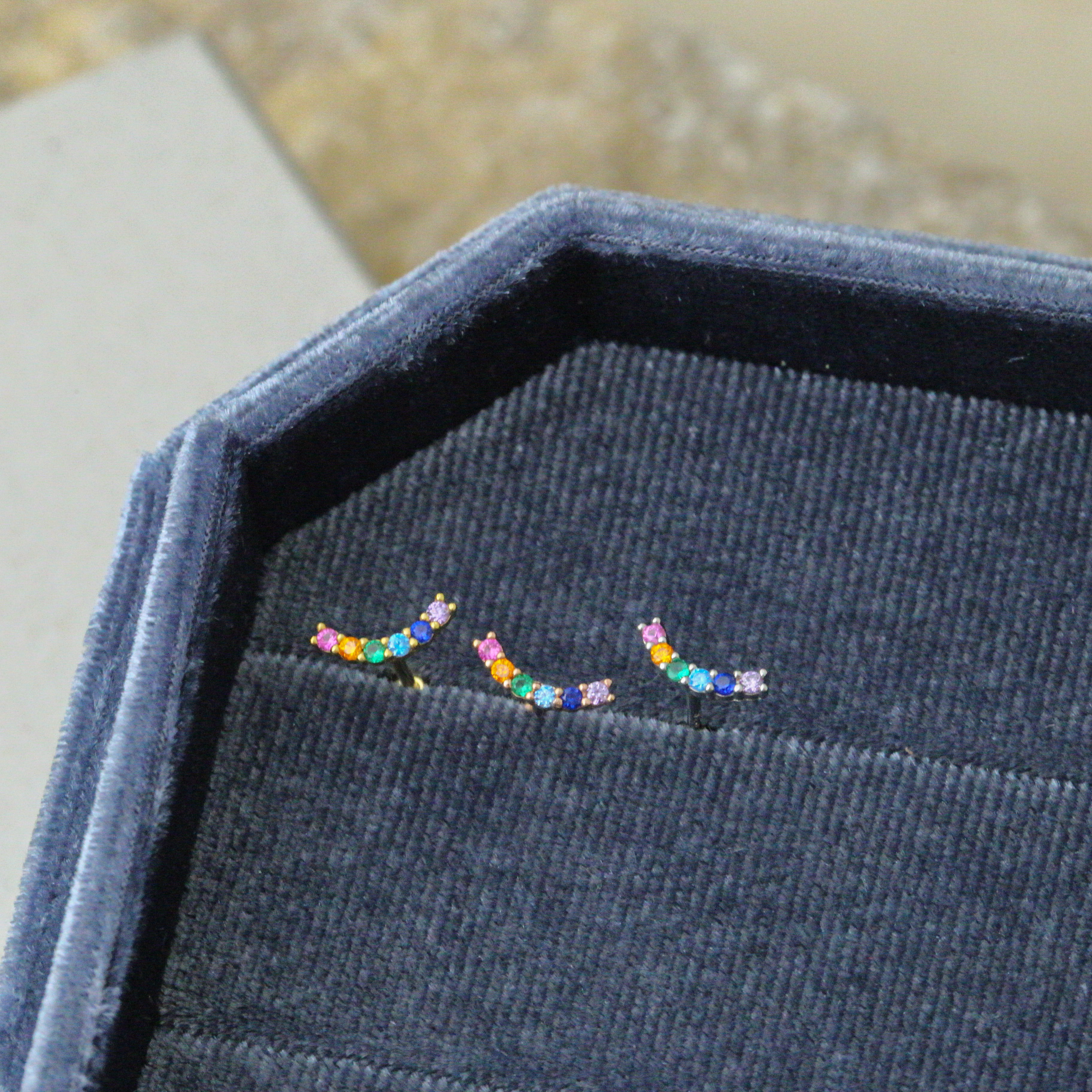 Sve10 (彩虹鋯石微笑鎖珠耳環）