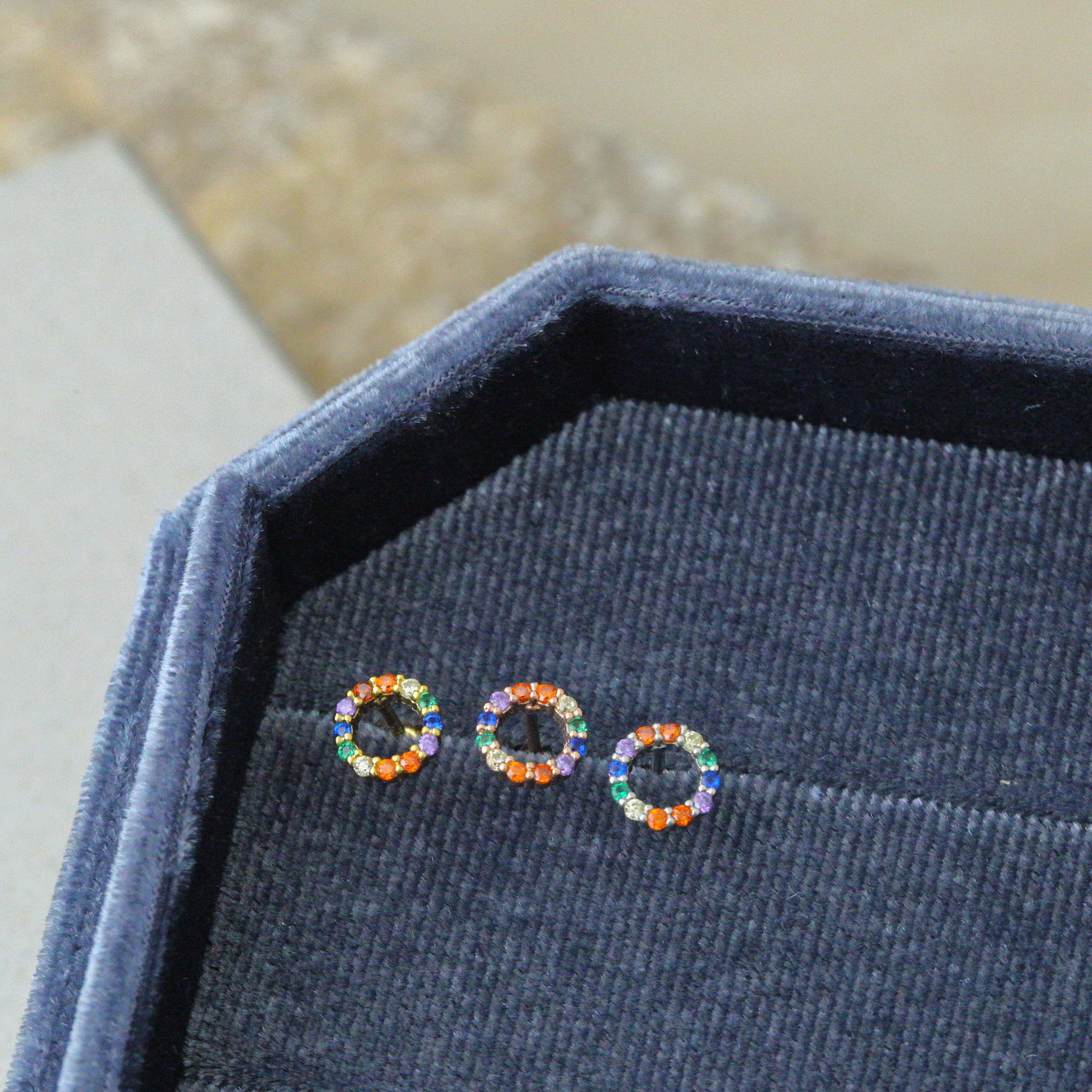 Sve10 (彩虹鋯石圓形縷空鎖珠耳環）