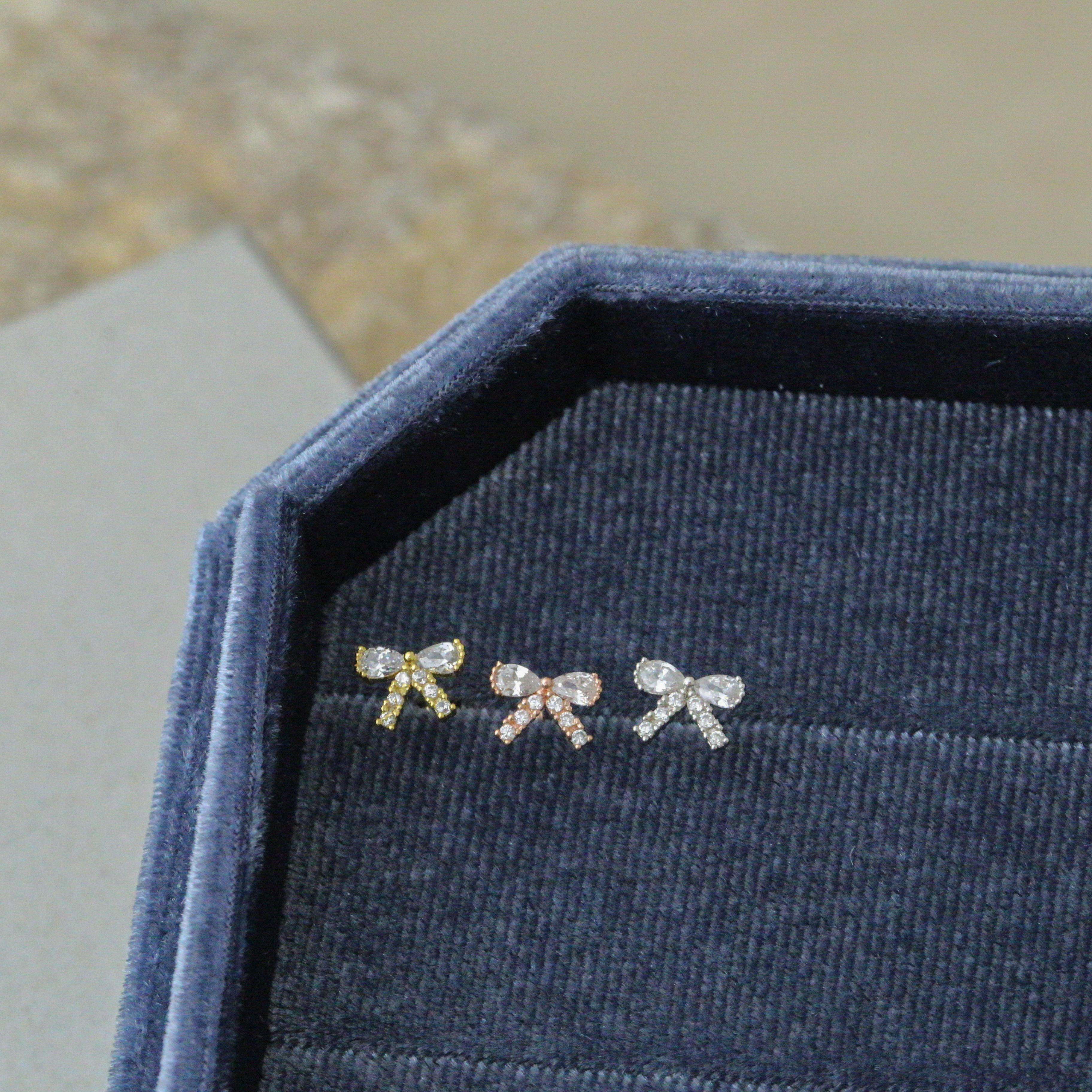 Sve10 (蝴蝶結鋯石鎖珠耳環）