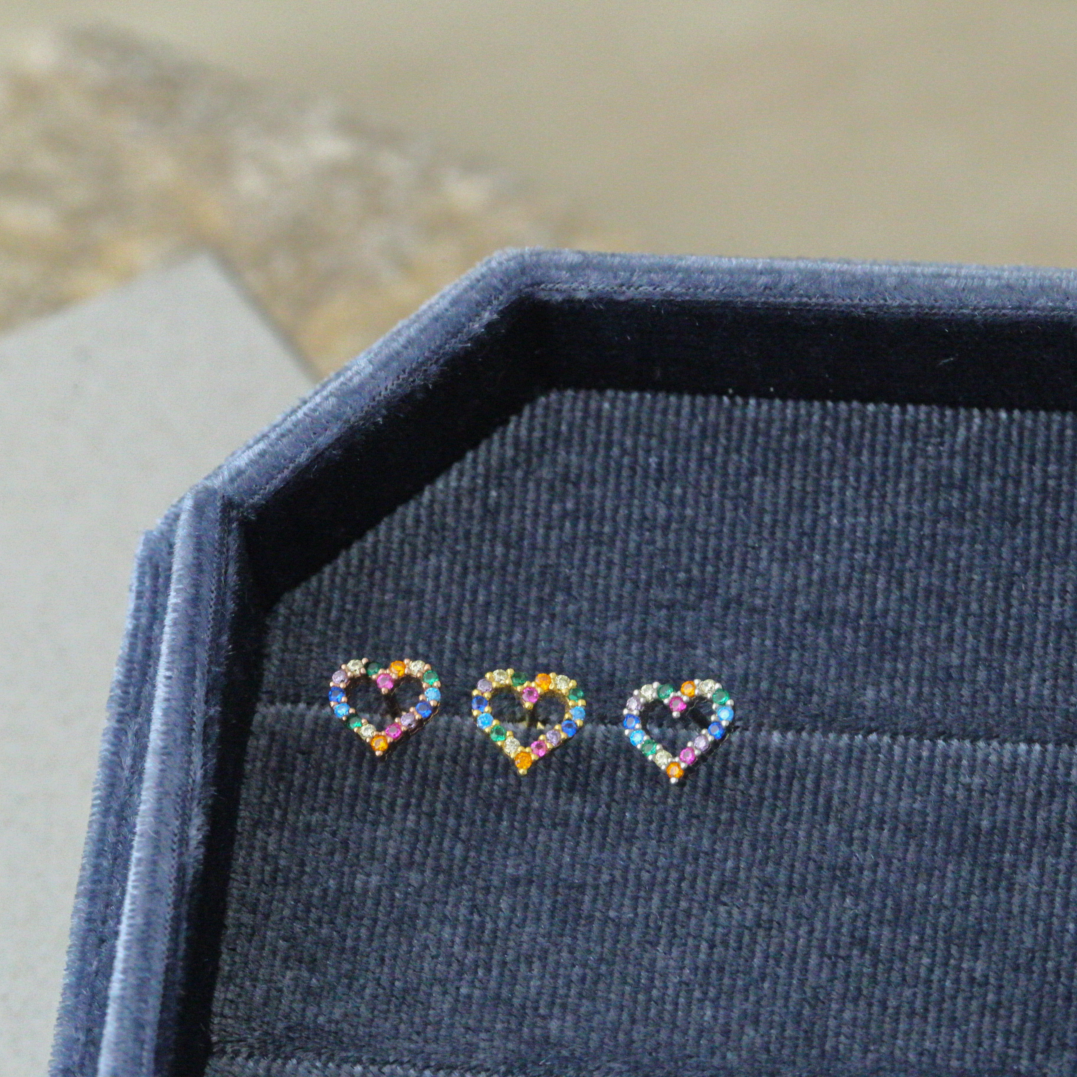 Sve11 (彩虹鋯石縷空愛心鎖珠耳環）