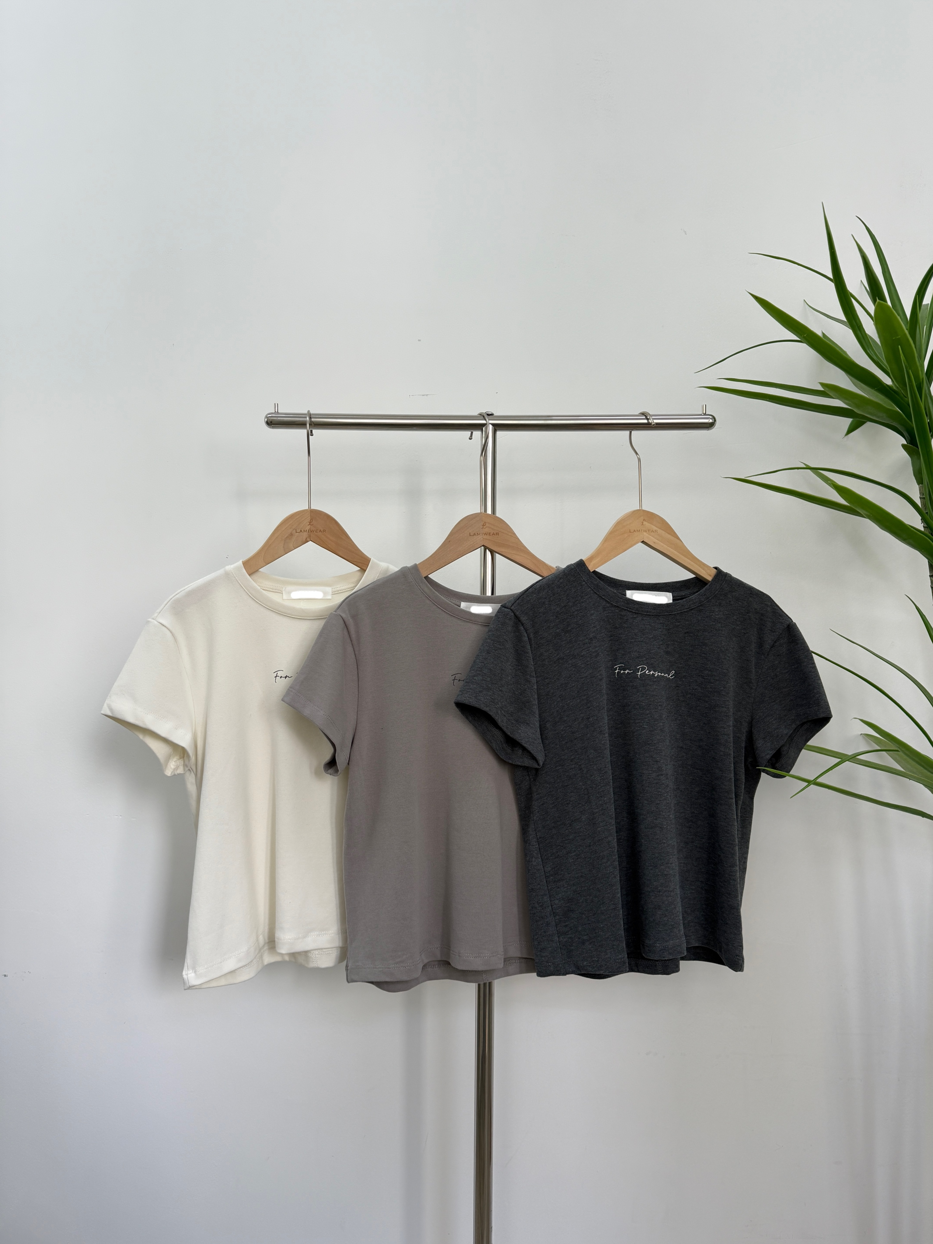 <<  超 推 介 款 現 貨 >> 親膚棉織百搭字母短袖