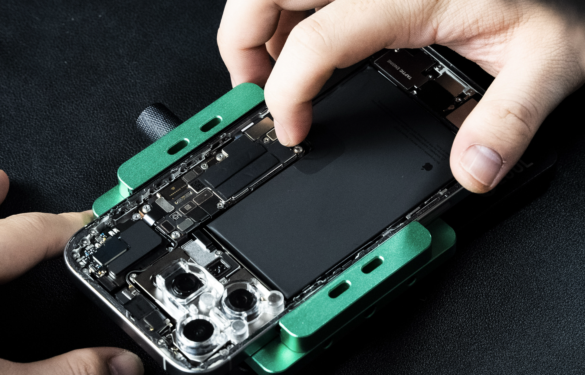 iPhone 換電池手機內部照（圖片來源：DADO3C）