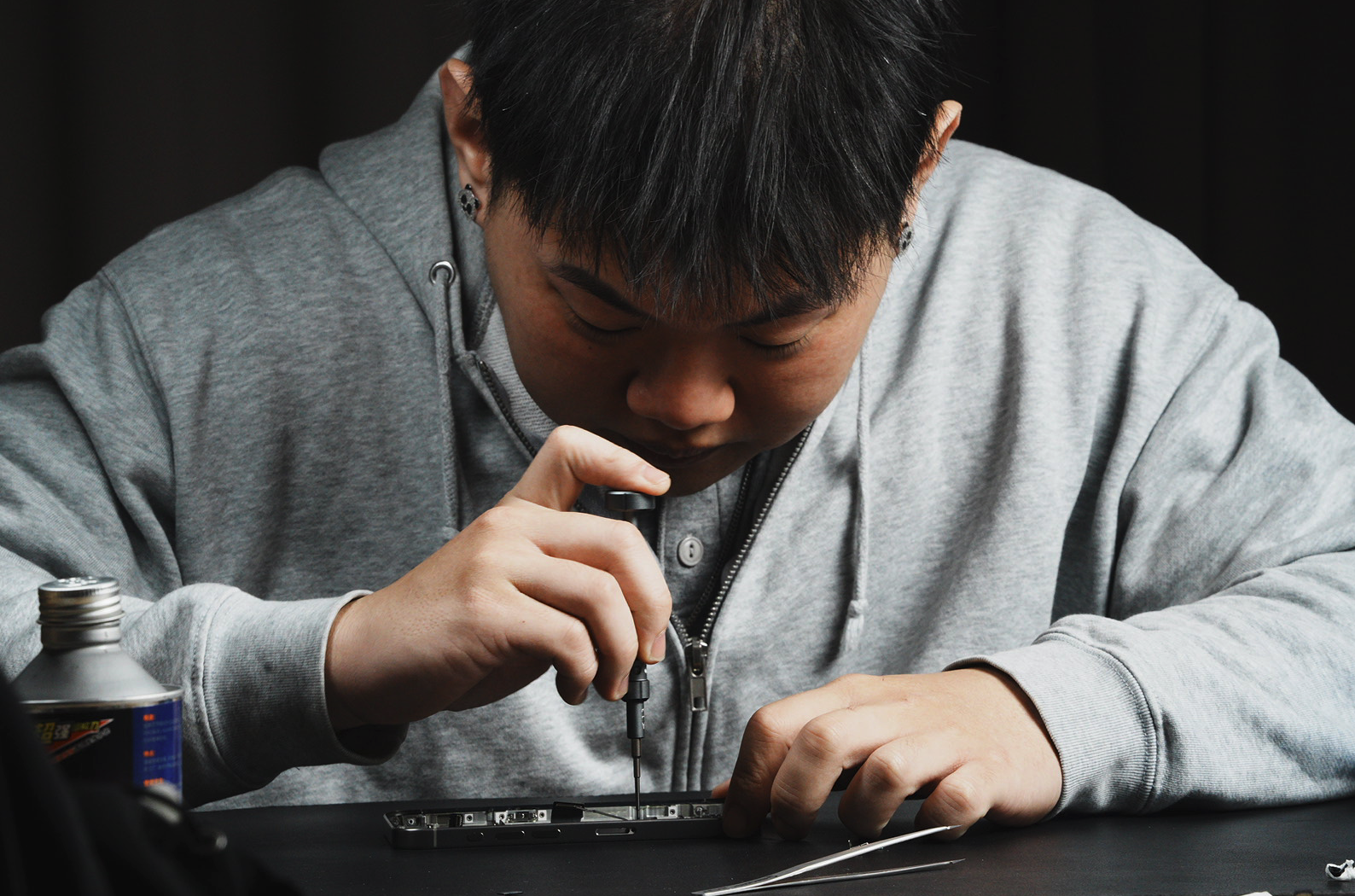 iPhone 換電池拆機中