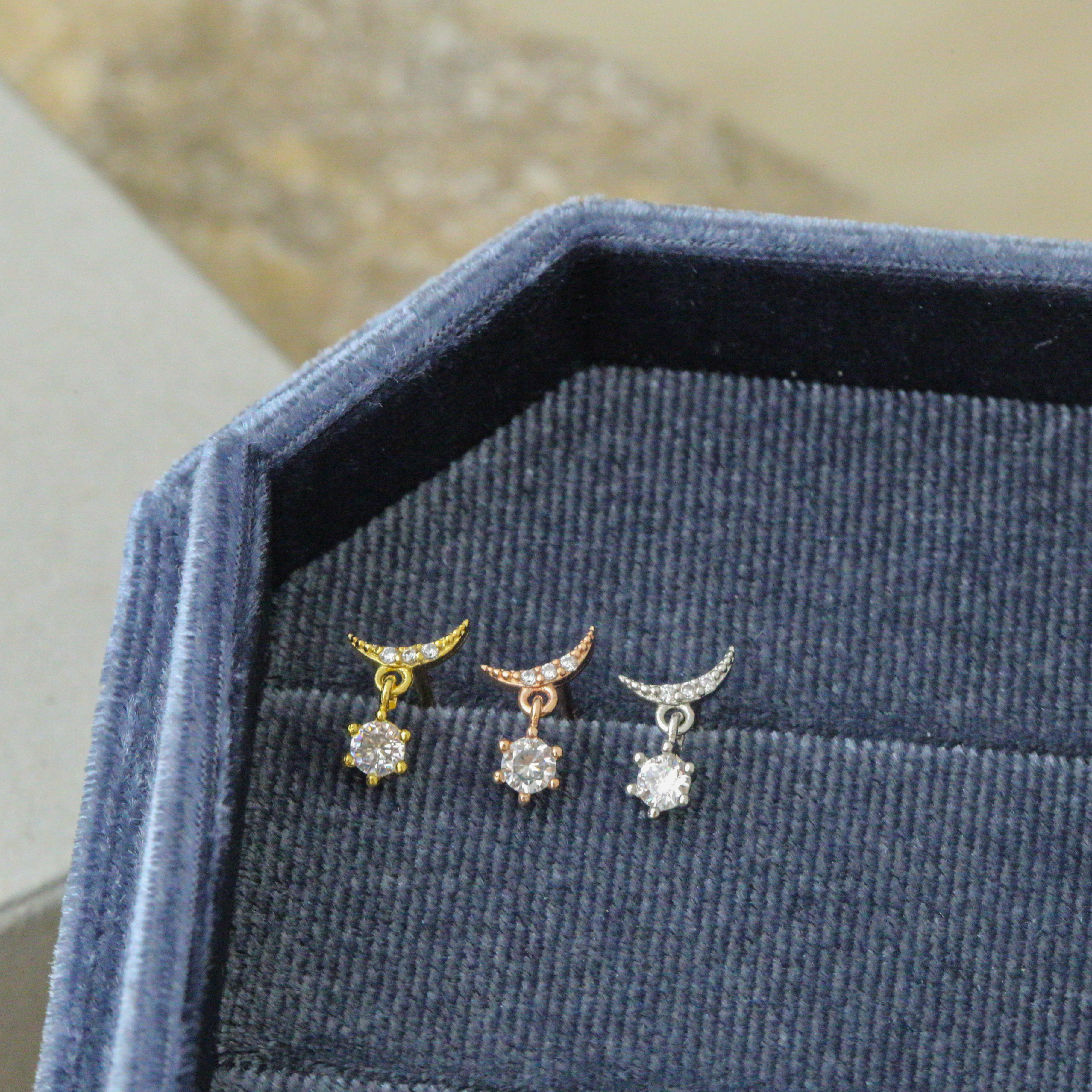 Sve12 (垂吊月亮鋯石鎖珠耳環）