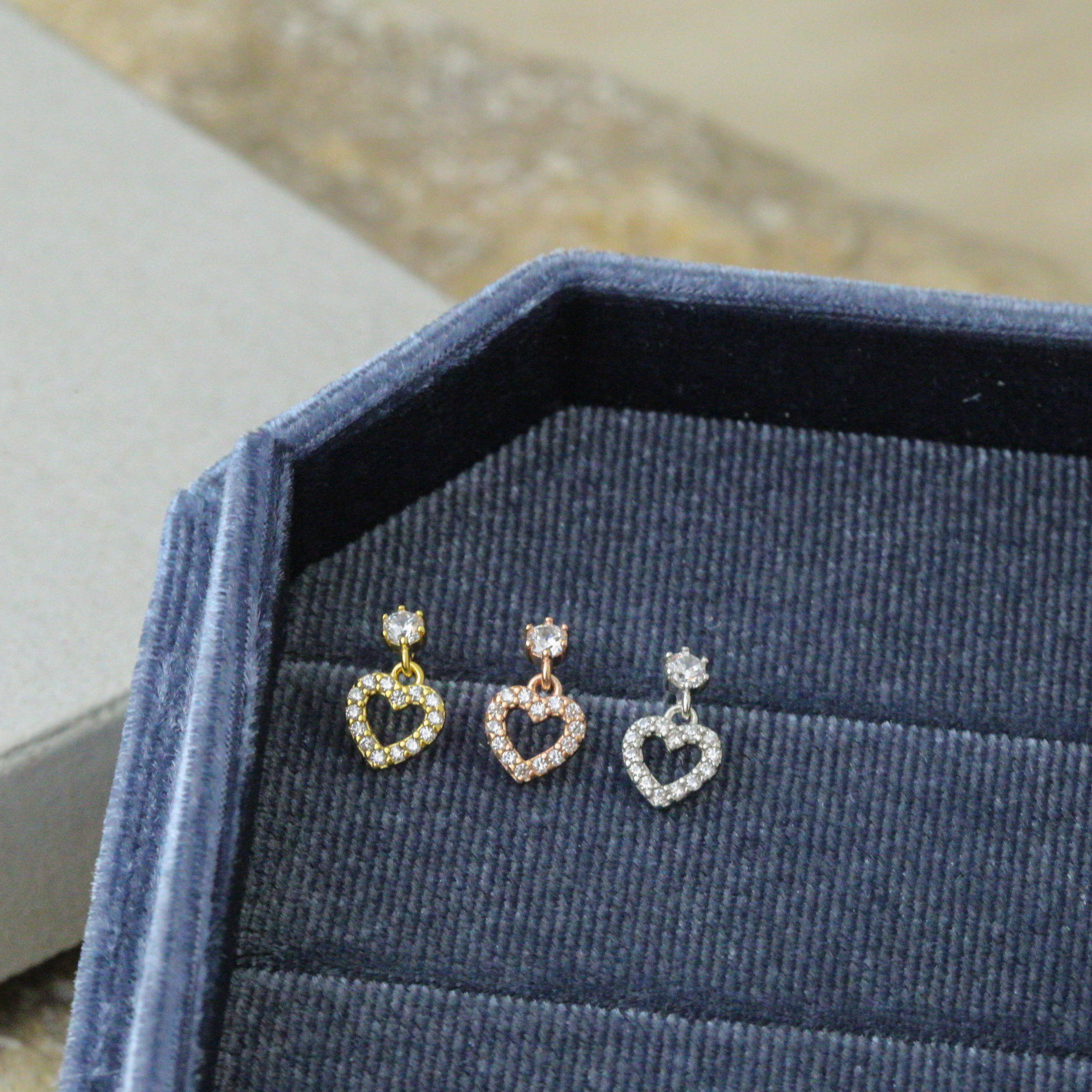 Sve12 (垂釣鋯石愛心縷空鎖珠耳環）