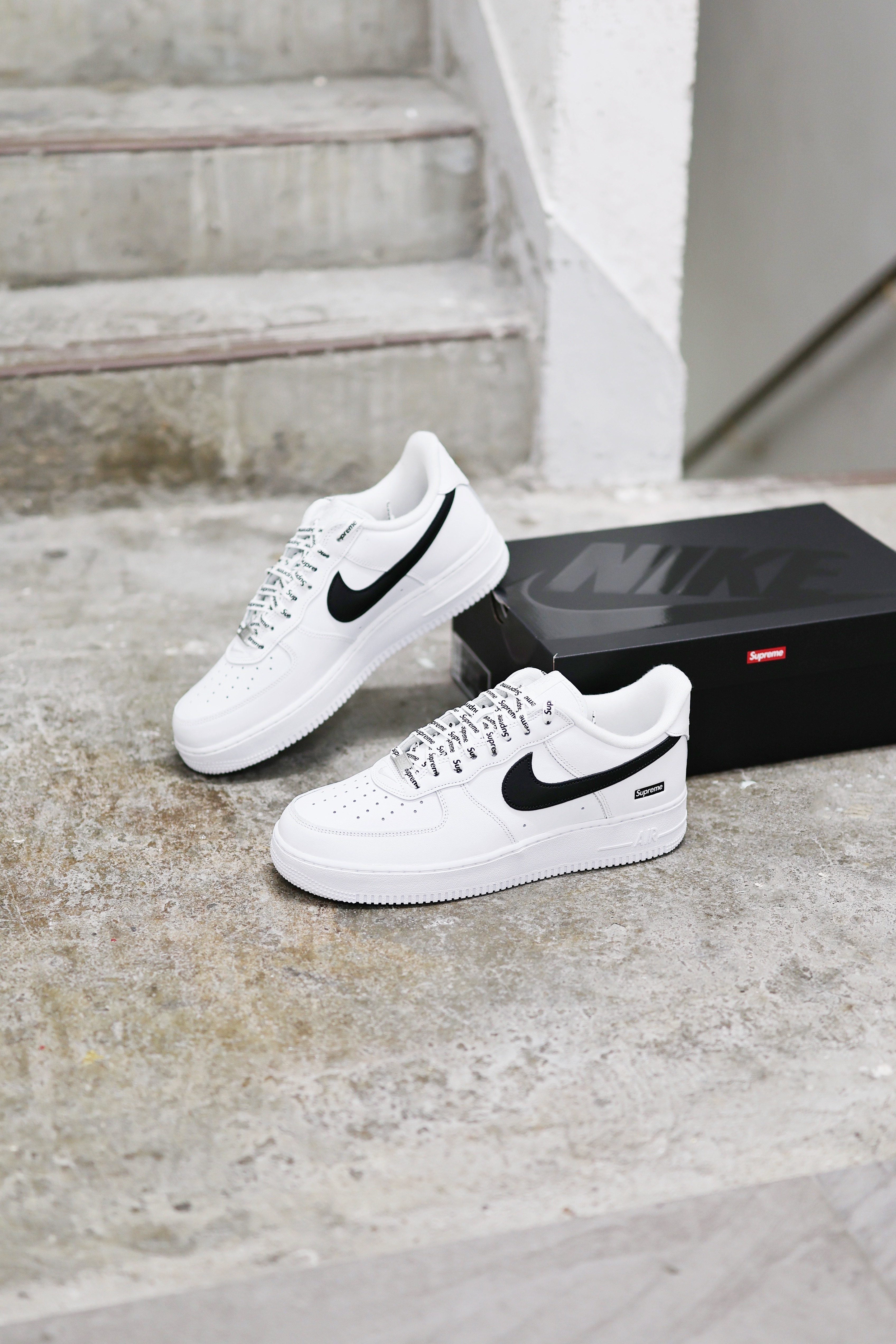 Supreme x Nike  Air Force 1 Low White Black CU9225-102