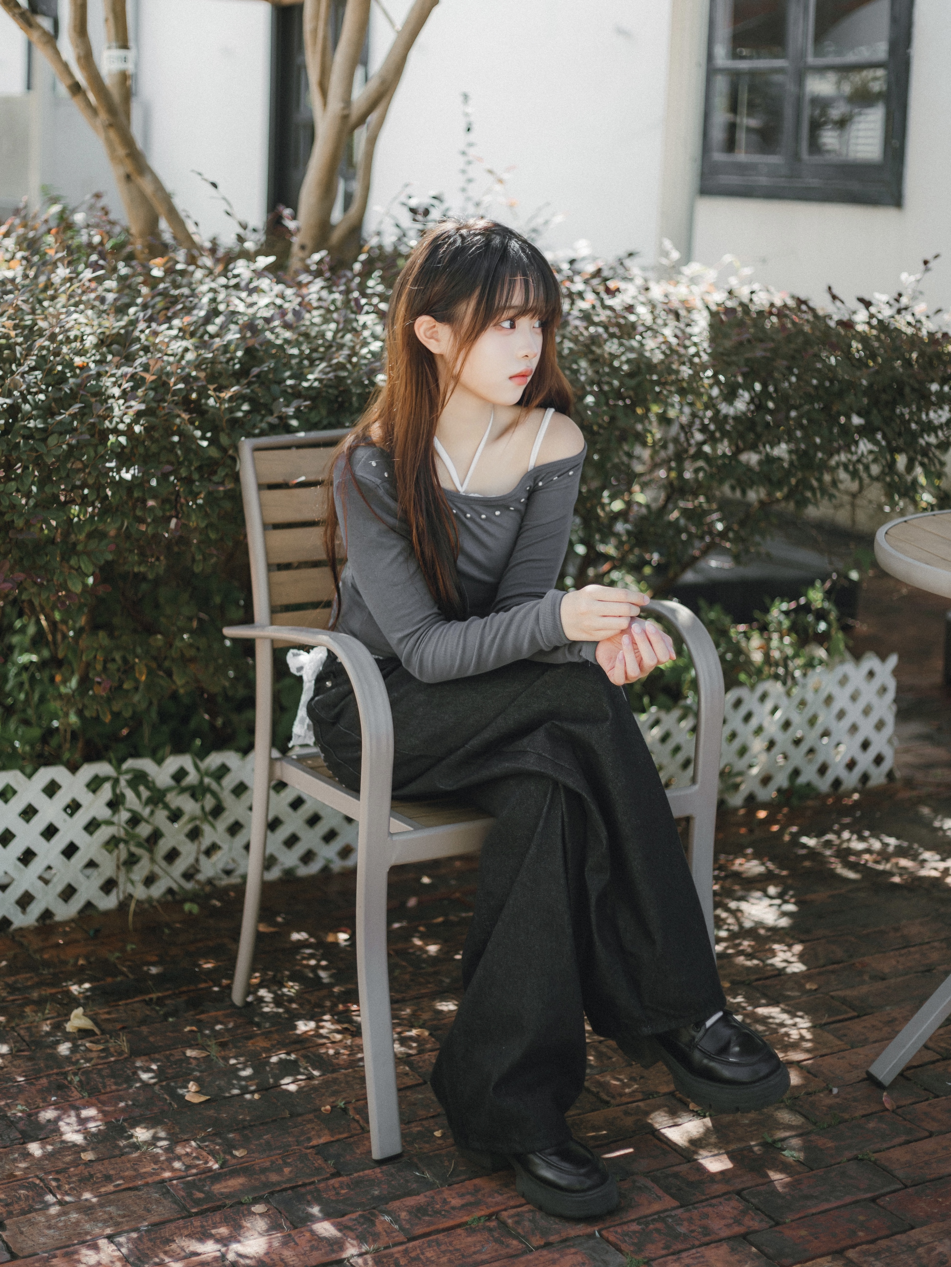 鉚釘斜肩開叉束帶上衣