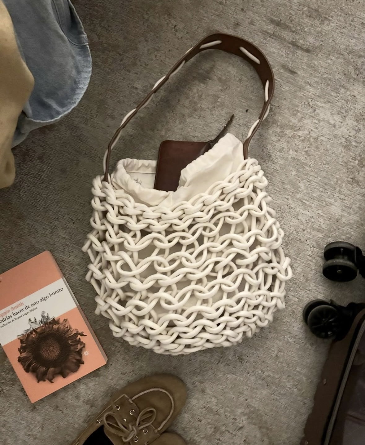 Alienina Naira - White + leather handle