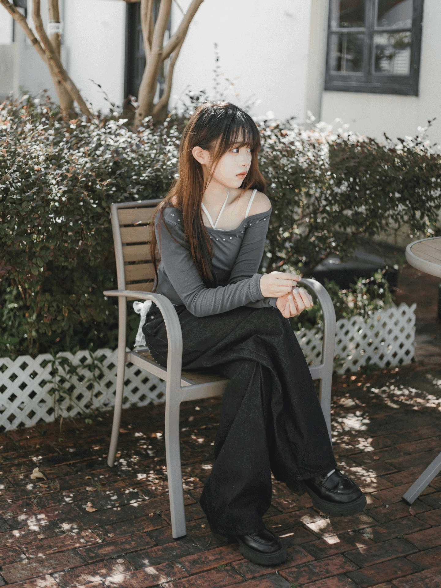 鉚釘斜肩開叉束帶上衣