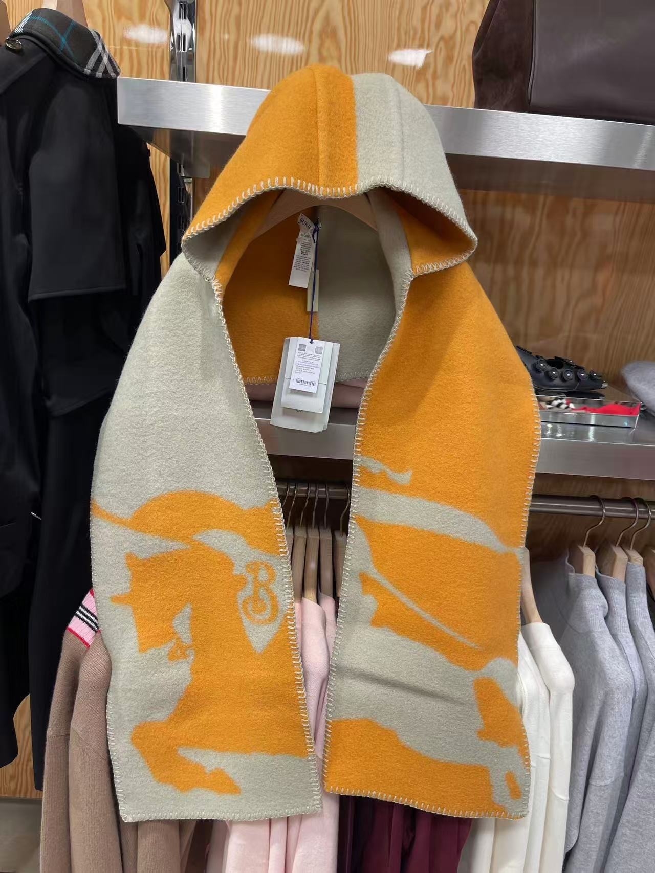 Burberry MU Split EKD Hooded Scarf Pumpink yellow