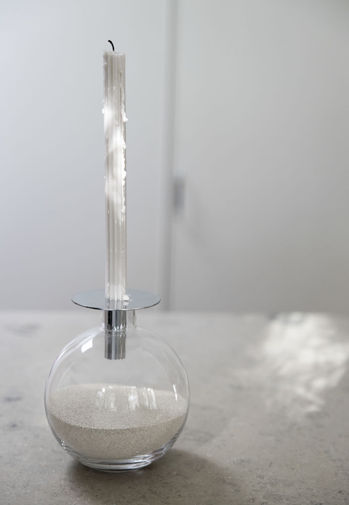 Sagaform-Top 花器,裝上沙子,並插上蠟燭,裝飾成時間沙漏般的藝術品