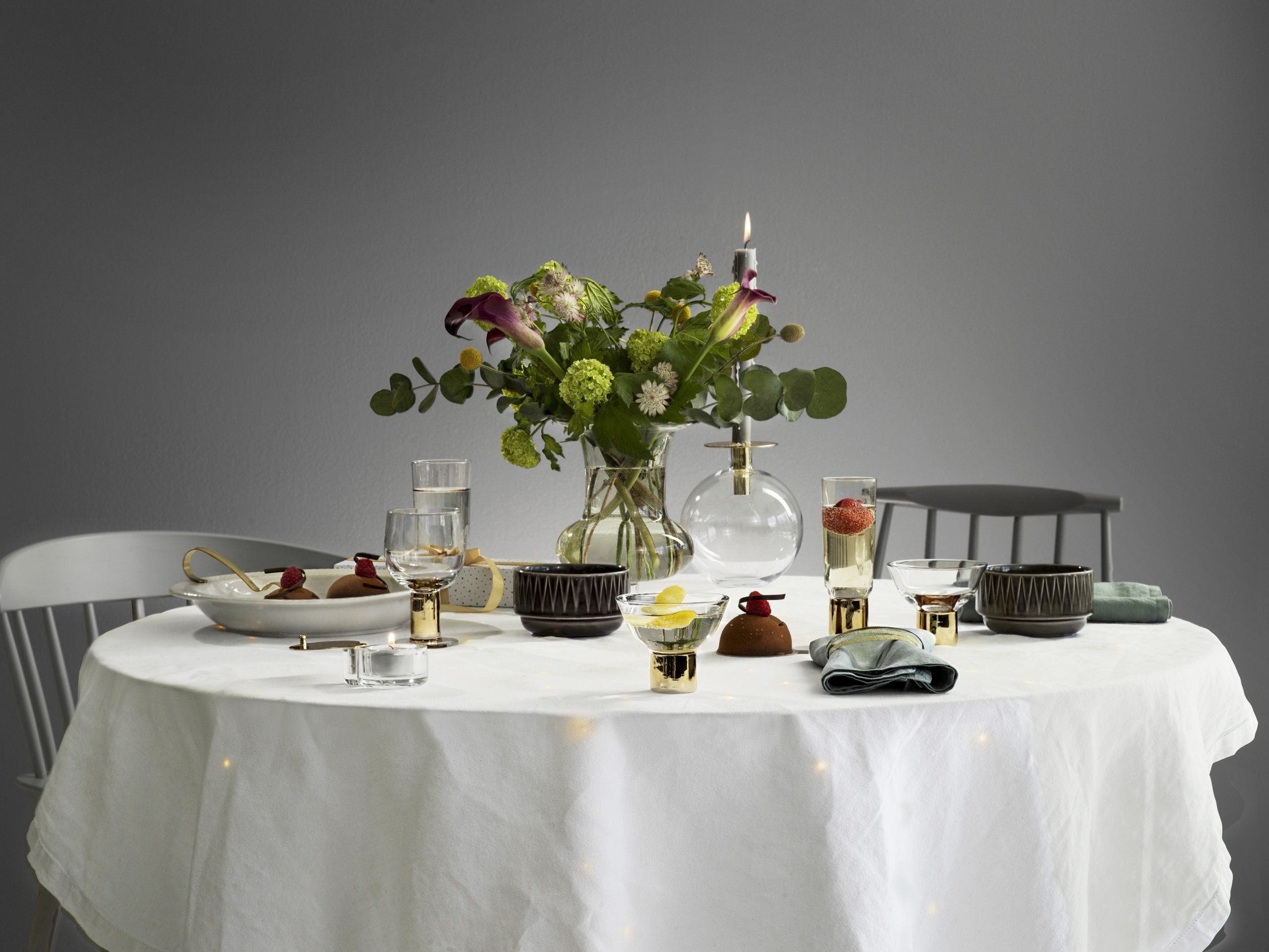 Sagaform-Top 花器,在圓形餐裝上,搭配同系列的酒杯、燭台,營造用餐儀式感