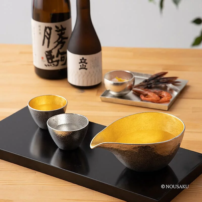 由金箔片口盅，搭配純錫、金箔的清酒杯組成，呈現雍容華貴的禮盒