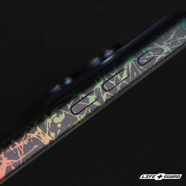 LIFE+GUARD 手機貼膜側邊安裝特寫，適用 iPhone 17 Pro