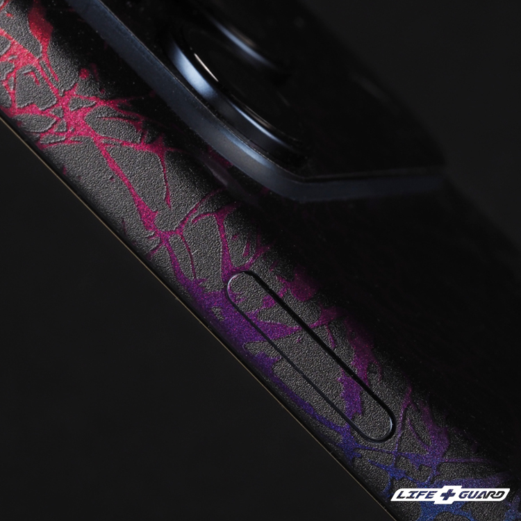 LIFE+GUARD 手機貼膜按鍵安裝特寫，適用 iPhone 17 Pro