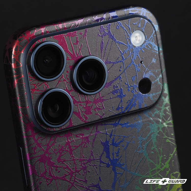 LIFE+GUARD 手機貼膜安裝特寫，適用 iPhone 17 Pro