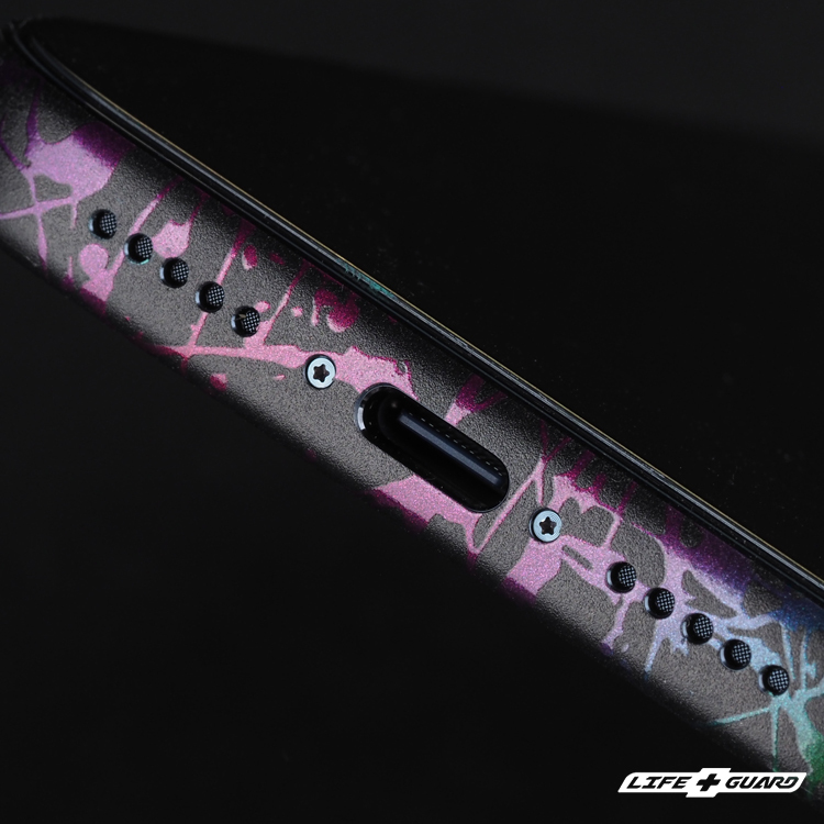 LIFE+GUARD 手機貼膜安裝底部特寫，適用 iPhone 17 Pro