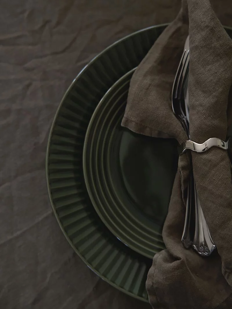 Sagaform-Coffee & More 餐盤,墨綠色,與家人好友享受一頓美好的下午茶或餐點。