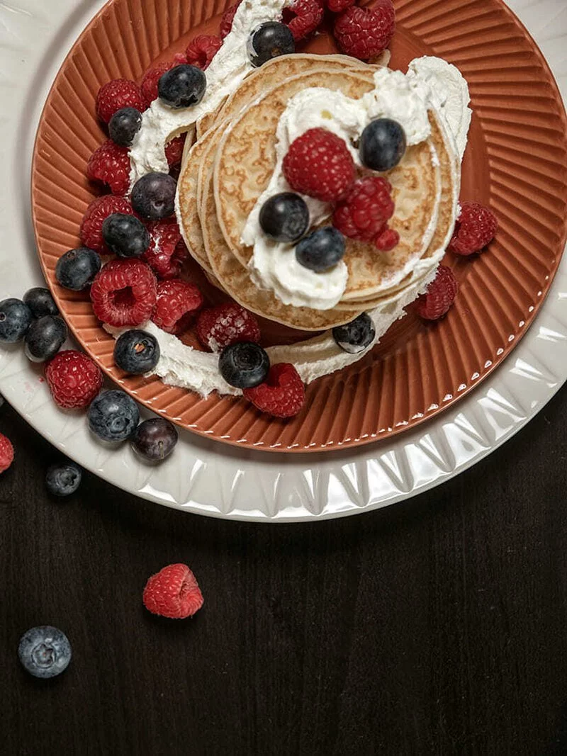 Sagaform-Coffee & More 餐盤,各色都有不同圖騰設計,融合優雅的細節結合浮雕裝飾