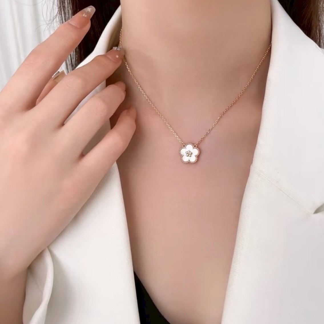 18k”Lucky spring梅花白母貝高奢定製項鍊