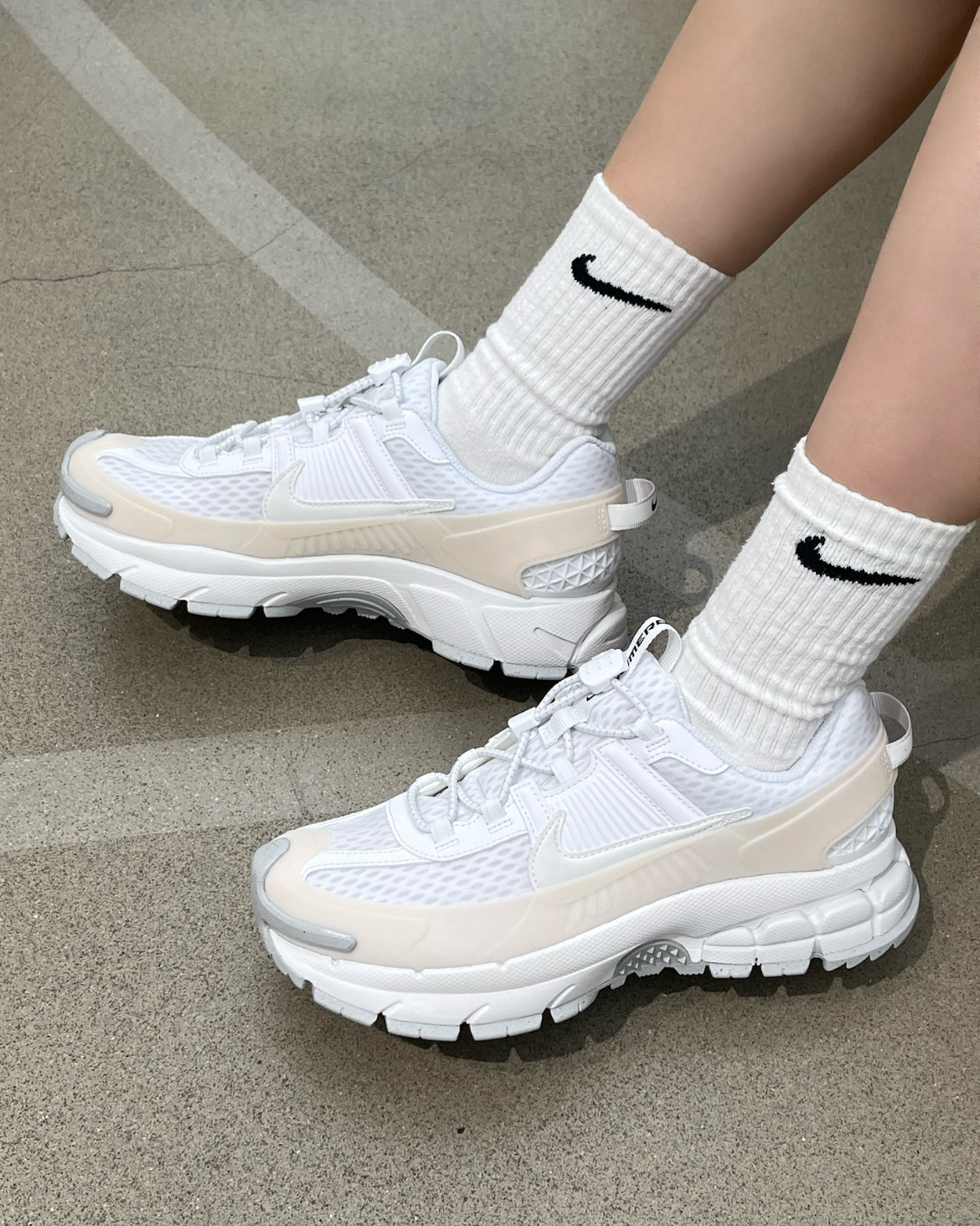 男鞋 NIKE ZOOM VOMERO ROAM 白 增高 耐磨 異材質拼接 栓扣式鞋帶 休閒鞋【HJ4646-100】