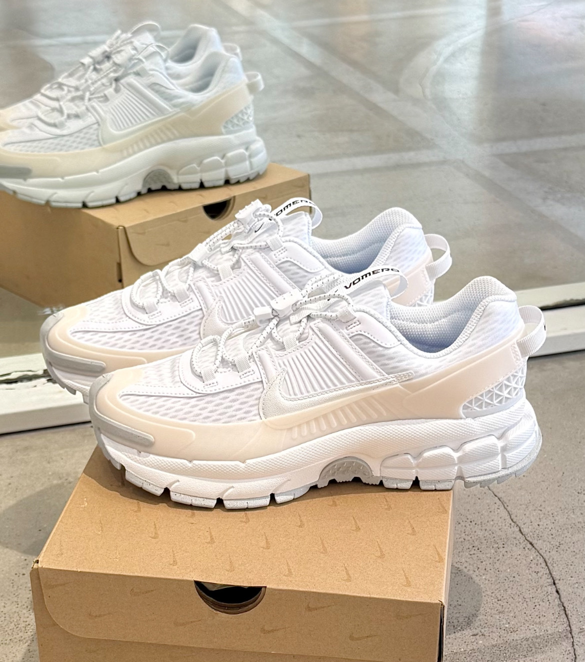 男鞋 NIKE ZOOM VOMERO ROAM 白 增高 耐磨 異材質拼接 栓扣式鞋帶 休閒鞋【HJ4646-100】